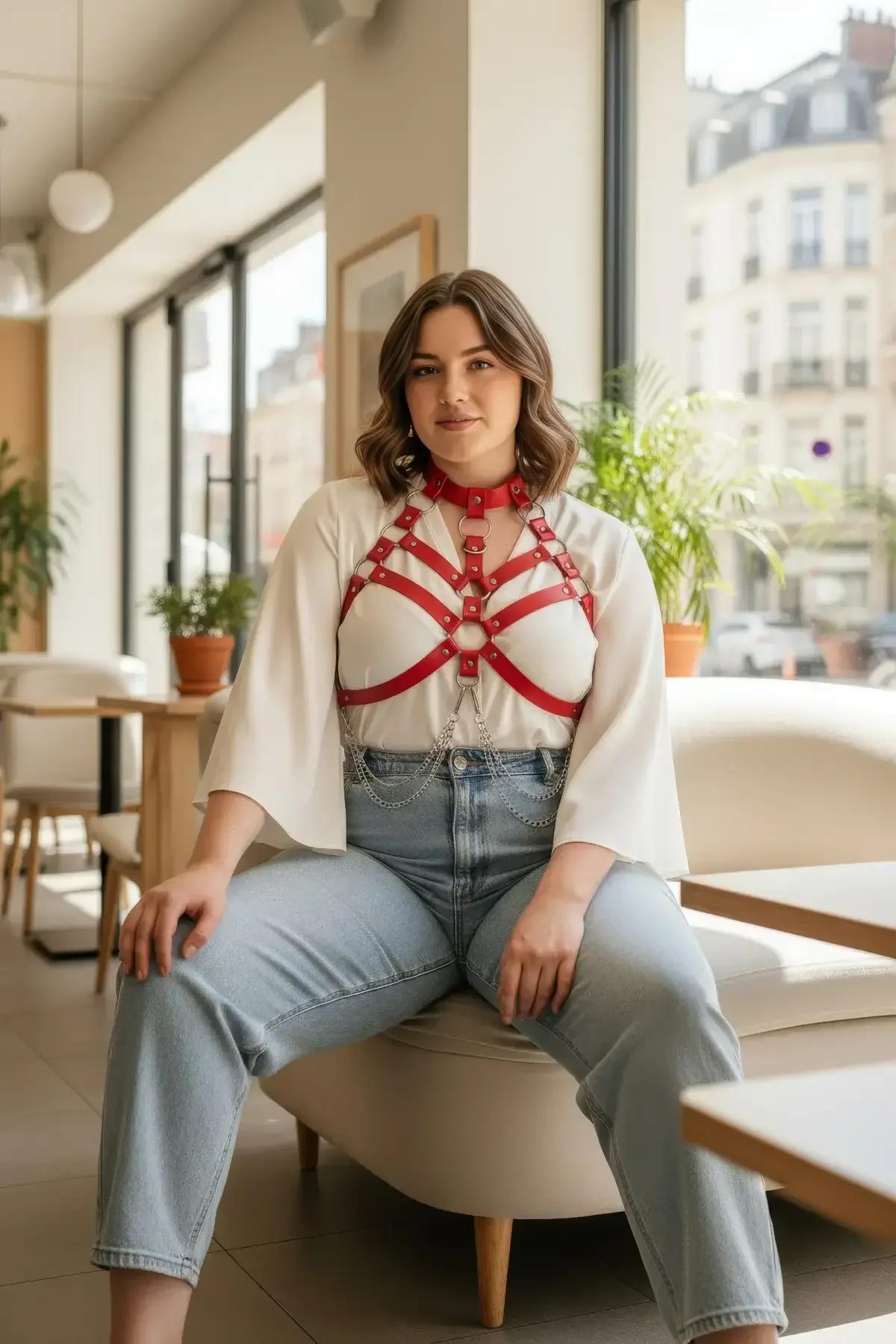 kırmızı harness kemer bej gömlek üzerine kombin büyük beden plus size