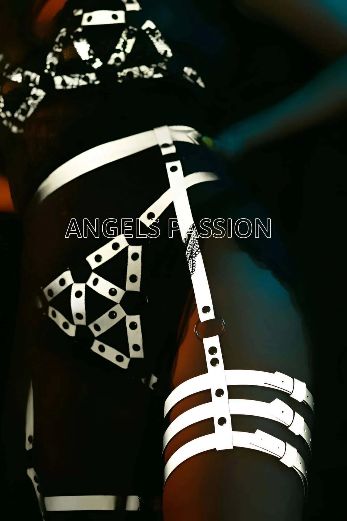 reflektörlü beyaz bant harness bralet üçgen geometrik çerçeve detayı yakın çekim