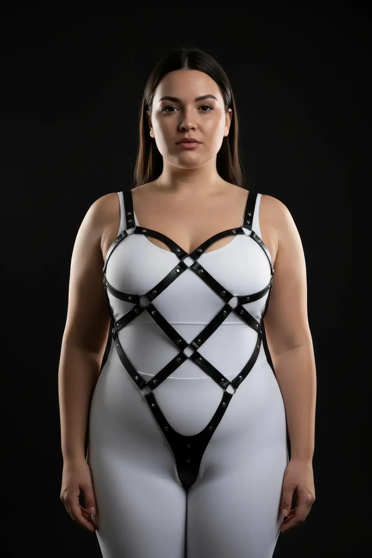 Büyük beden kadın siyah harness takım beyaz catsuit üzerine kombin