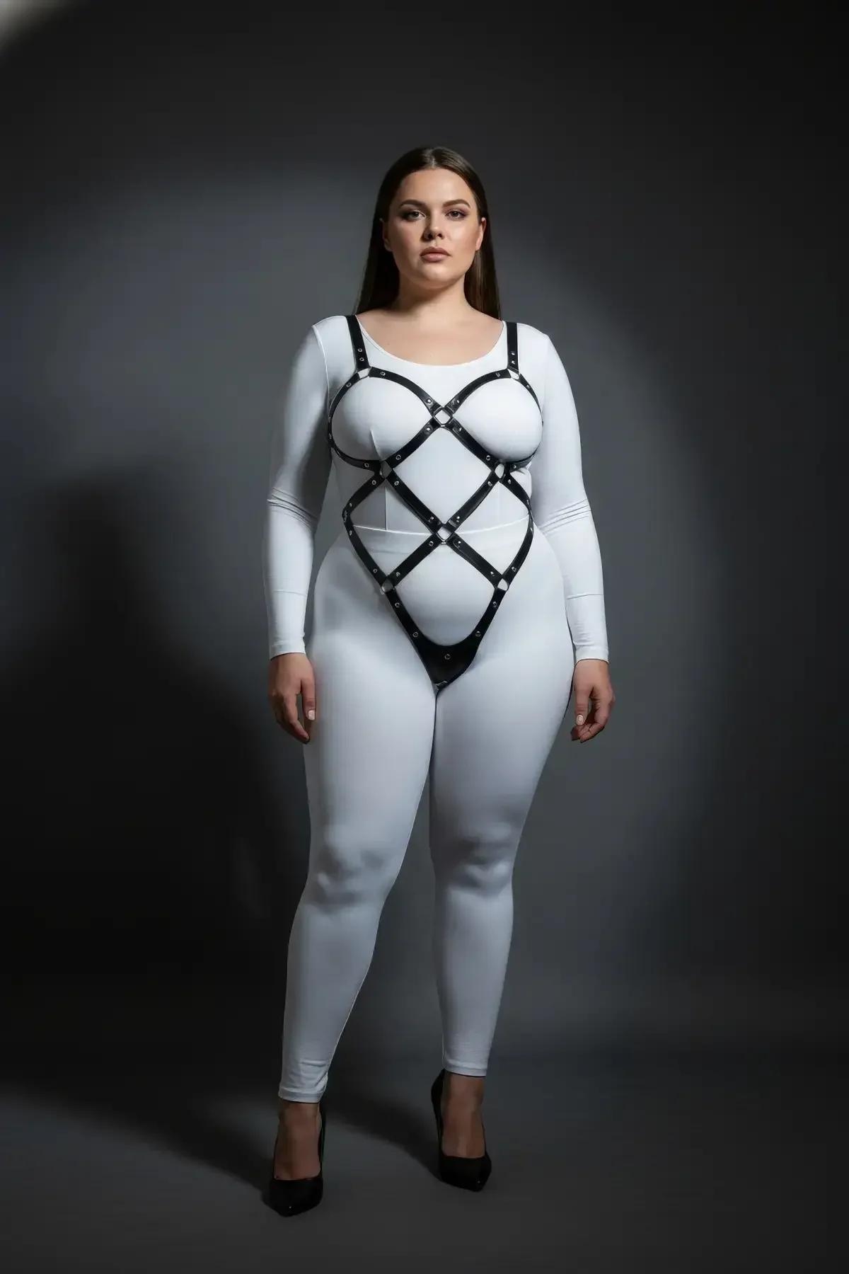 Geometrik elmas kafes desen siyah harness, merkezi metal halka detayı