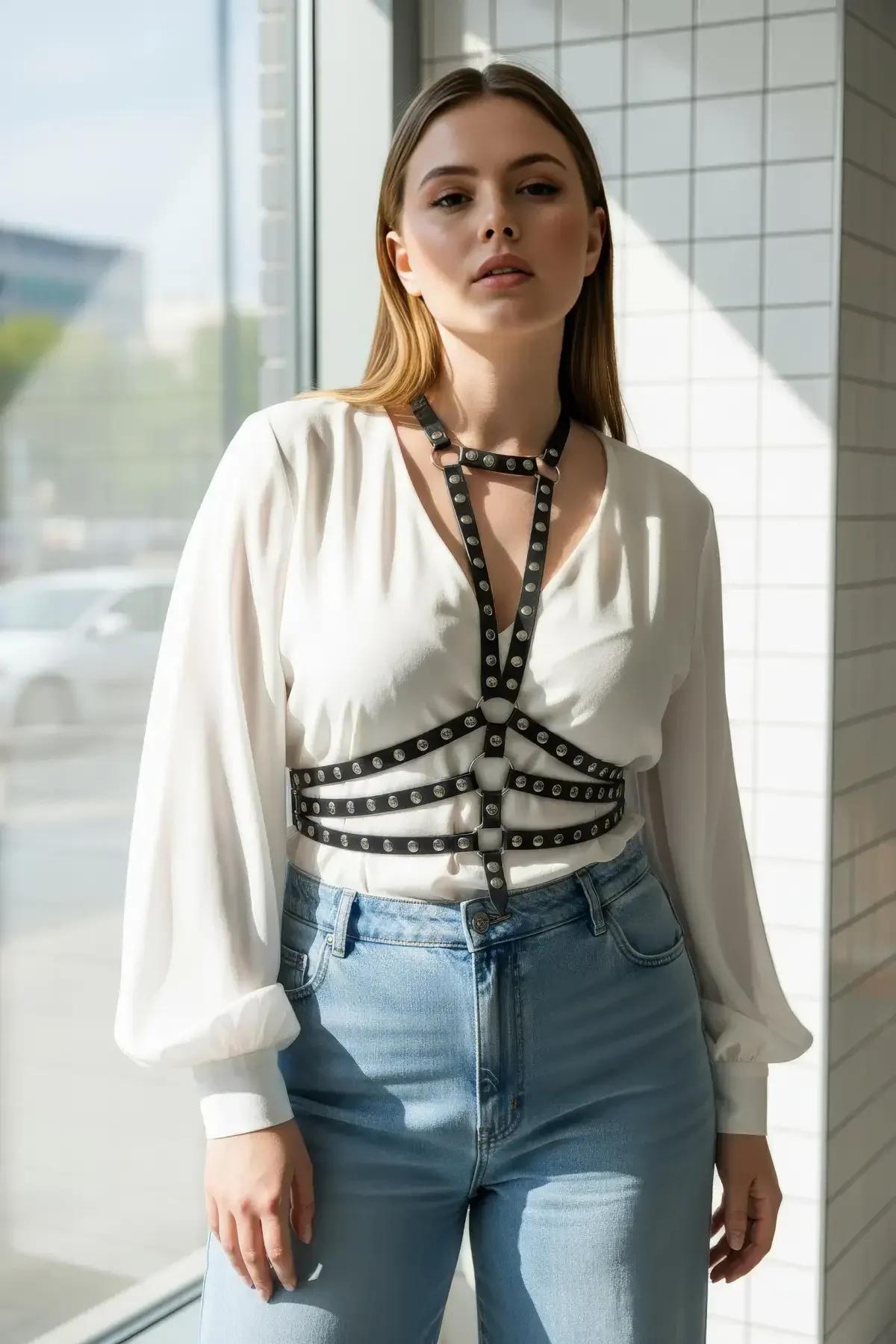 siyah PU deri harness gümüş metal perçin detayı büyük beden bel kemeri yan görünüm