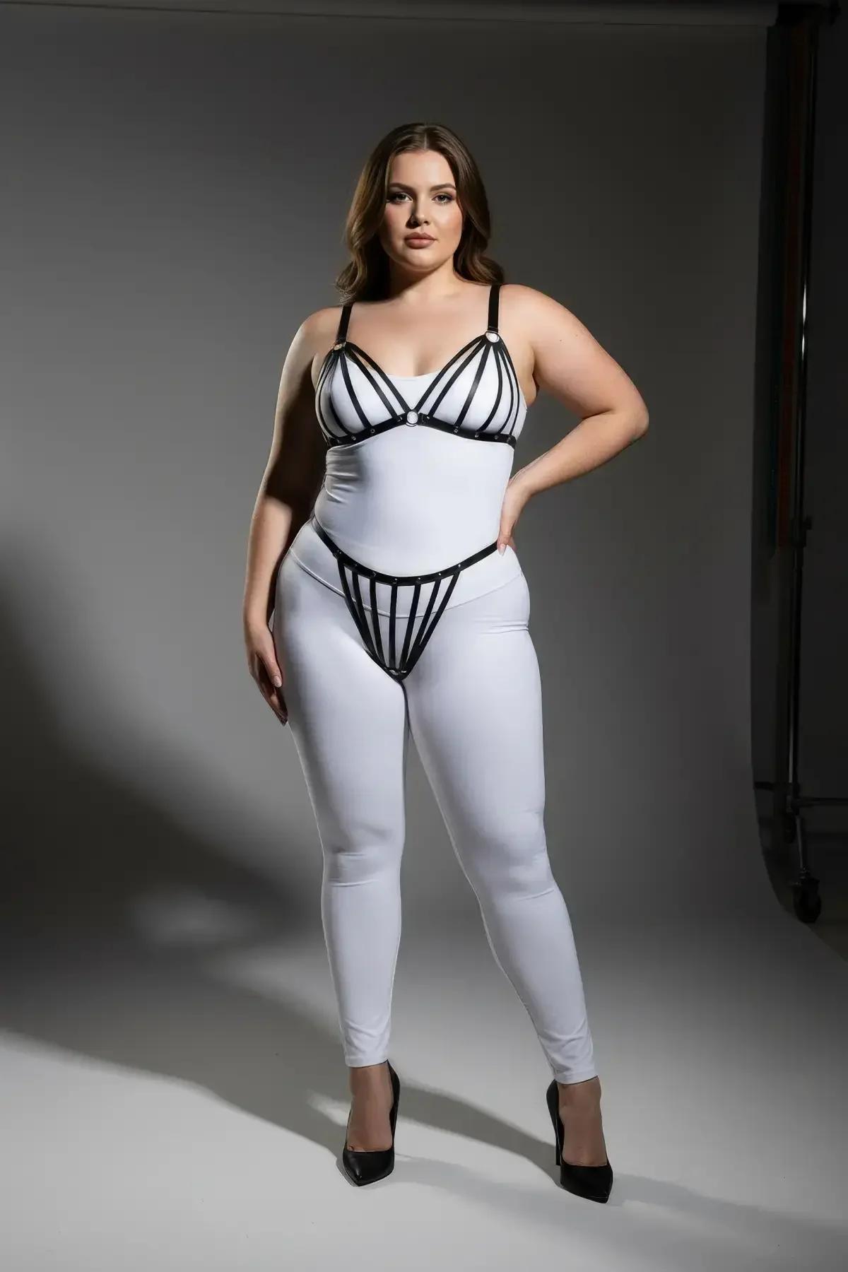 siyah lastik harness takımı büyük beden model üzerinde kombin görünümü