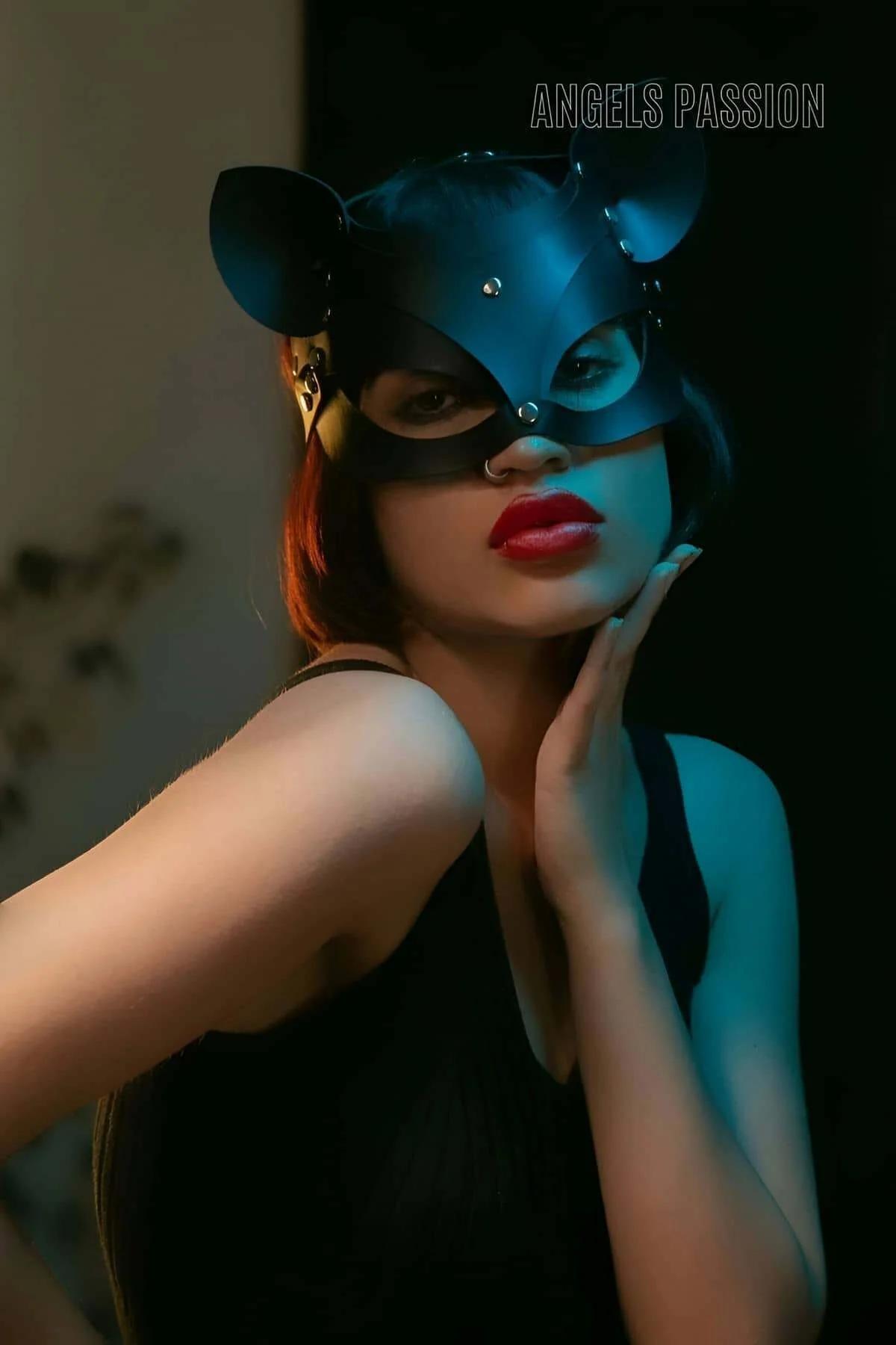 Structured black cat mask with 8 cm pointed panel-constructed ears worn against dark background
