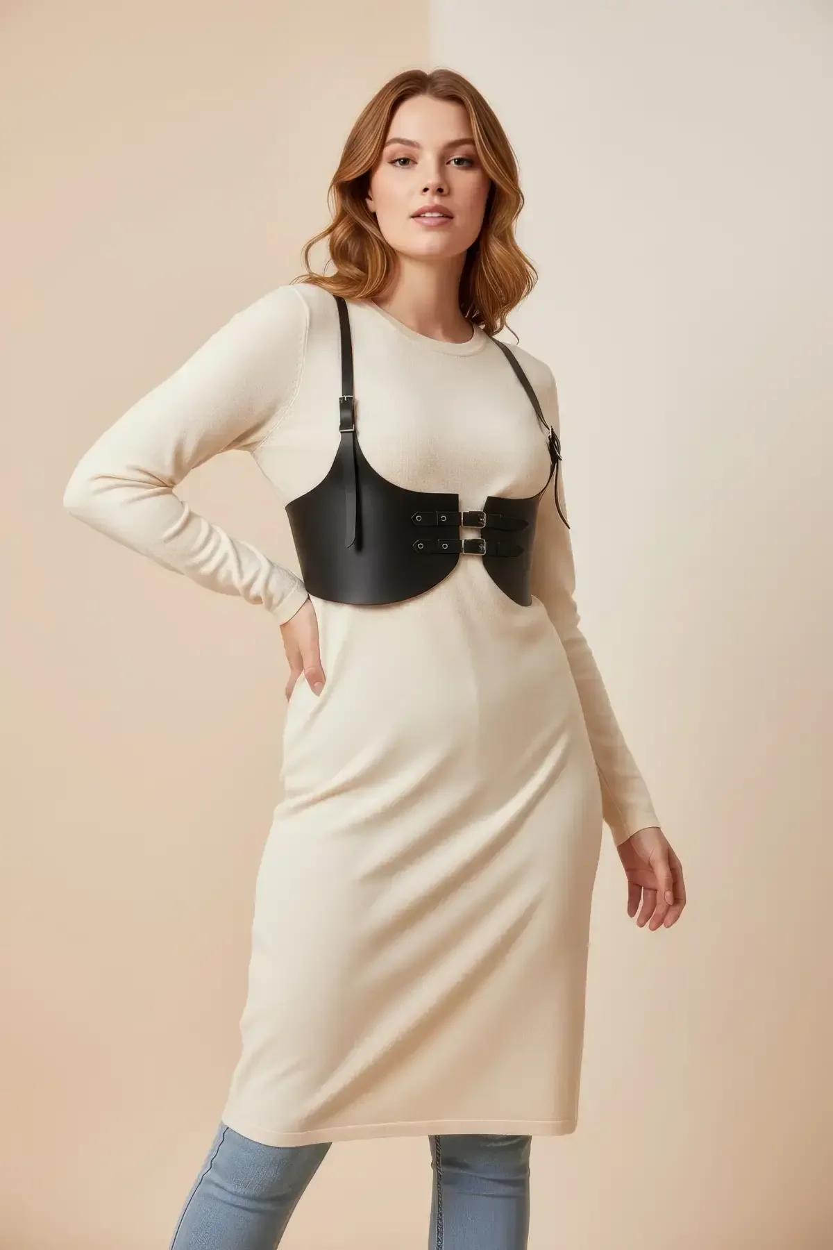Siyah vegan deri harness büyük beden, mat yüzey ve gümüş metal toka detayı önden görünüm