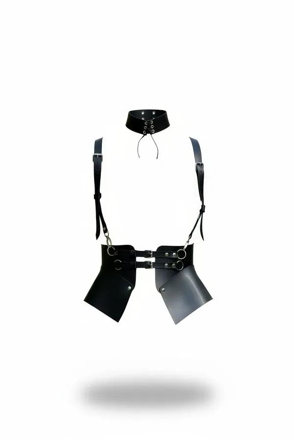 Siyah vegan deri korse kemer omuz askılı ve choker boyun yakalı gümüş tokalı trapez panel tasarım