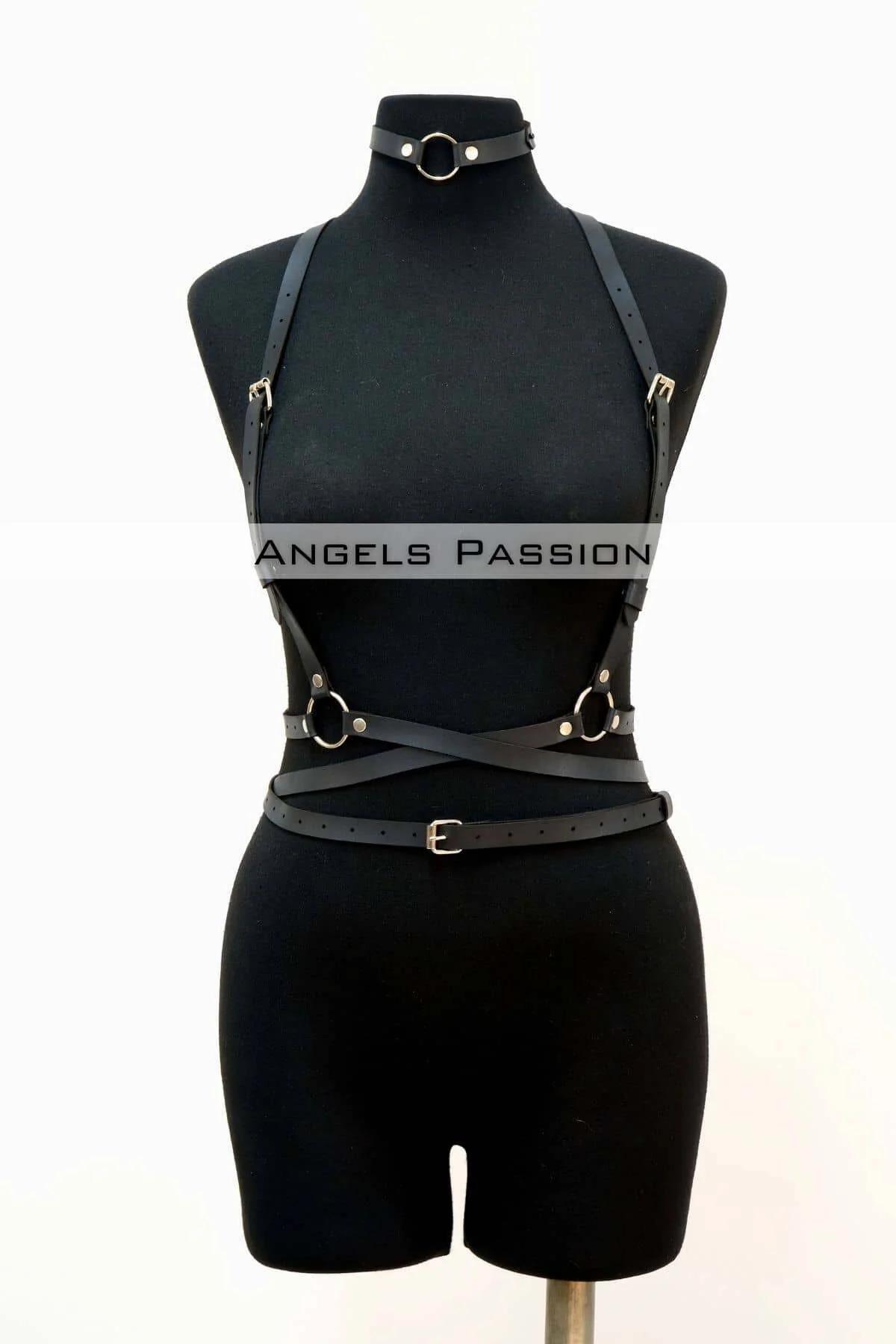 siyah harness omuz askısı ve choker kombinasyonu stüdyo görünümü