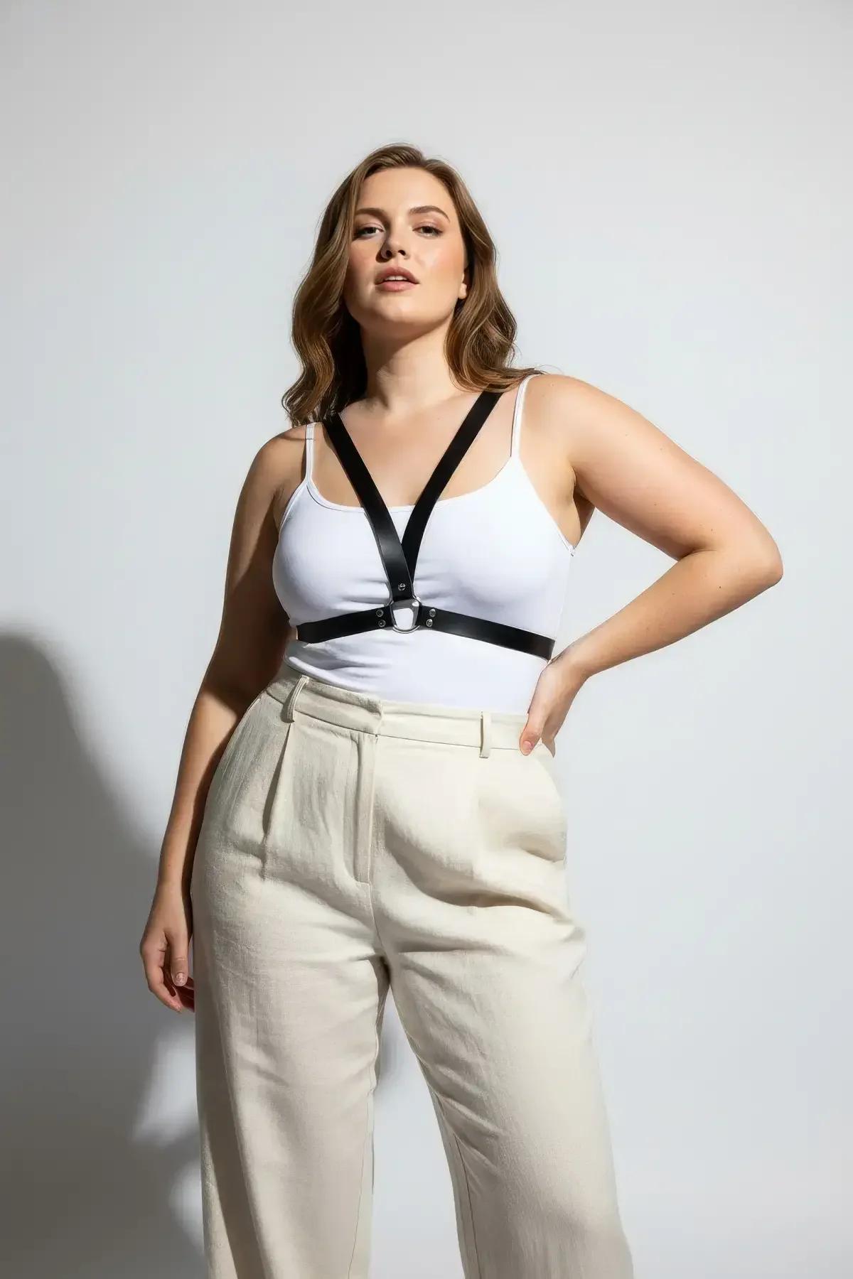 siyah vegan deri harness aksesuar krem pantolon kombin sokak stili