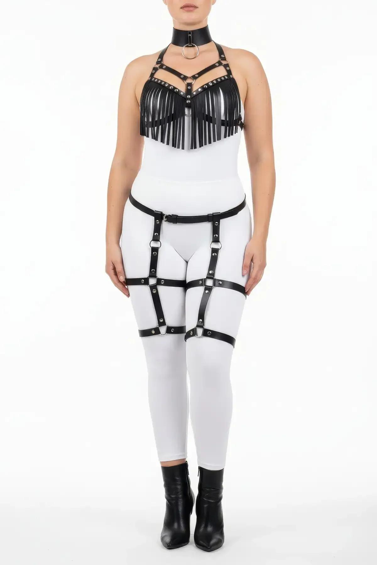 siyah püsküllü göğüs harness yakın plan gümüş O-ring choker yaka büyük beden