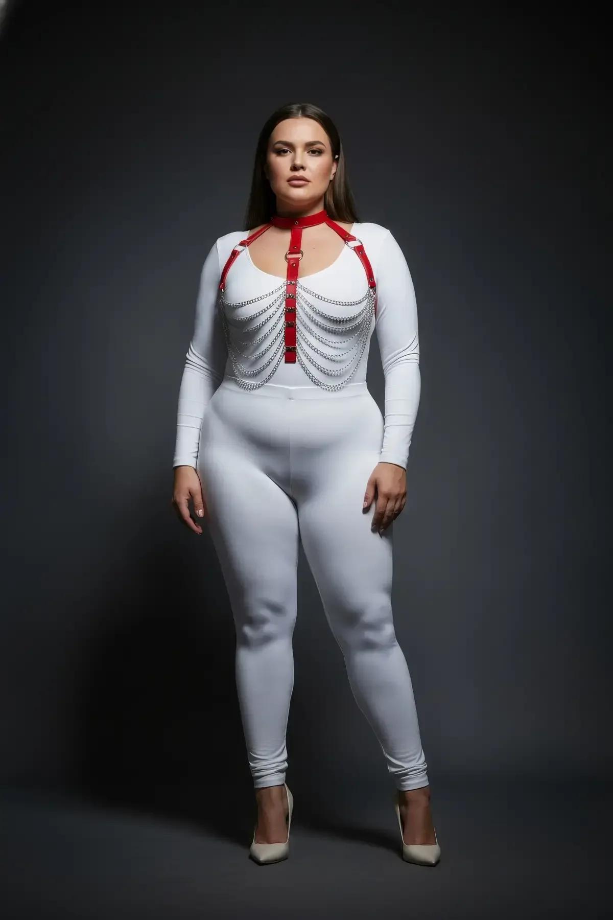 Choker boyunluklu kırmızı harness arkadan görünüm, ayarlanabilir omuz bantları
