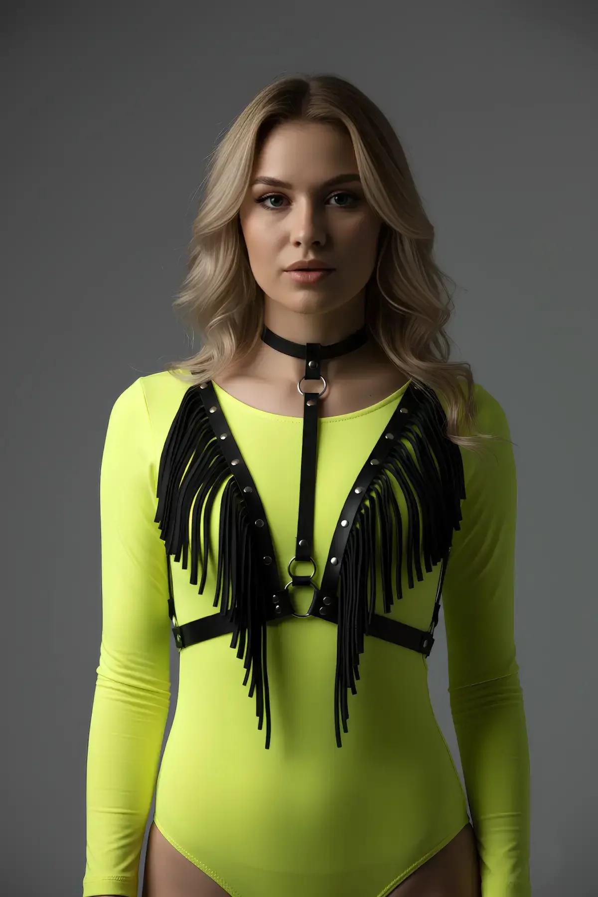 siyah püsküllü deri yelek kemer beyaz bodysuit üzerine kombinleme