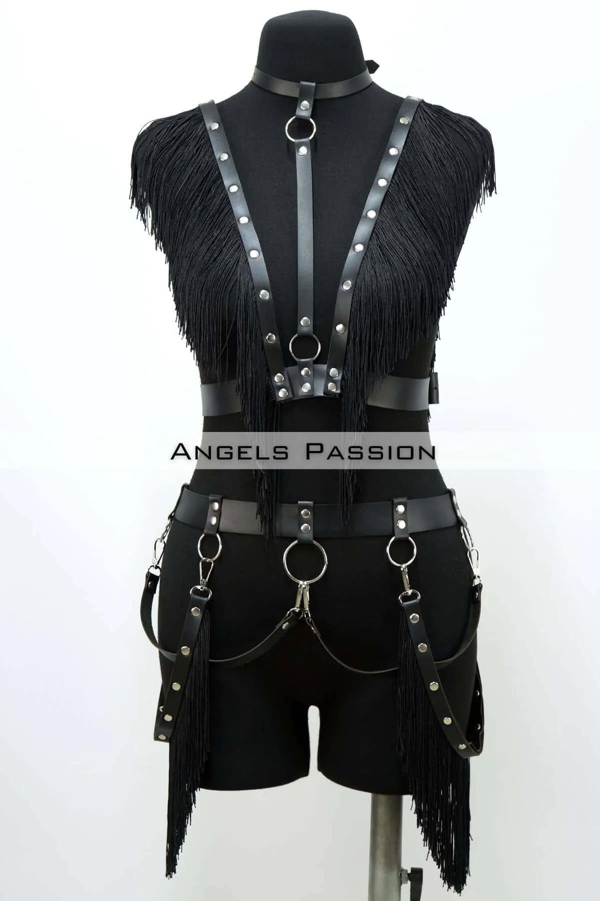 siyah bantlı harness set perçin detayı beyaz body üzerine kombin
