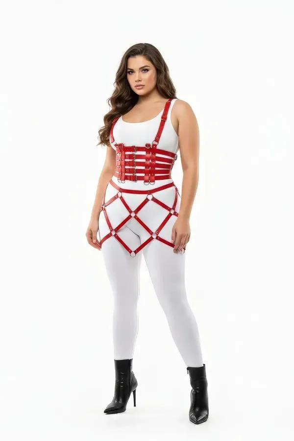 kırmızı suni deri büstiyer ve kafes etek harness set altın metal O-ring şerit detaylı tam vücut görünüm