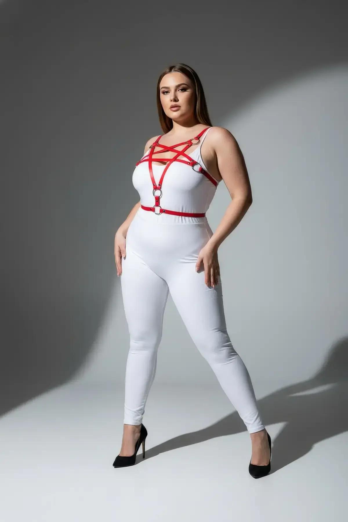 kırmızı PU deri harness gümüş toka detay yakın çekim