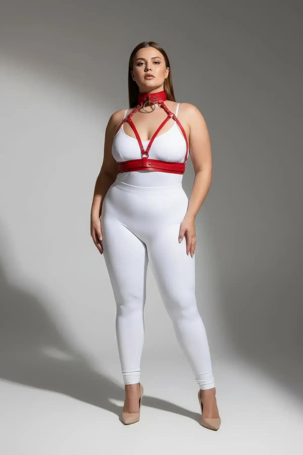 kırmızı PU deri harness yaka choker detayı altın O-halka büyük beden kadın