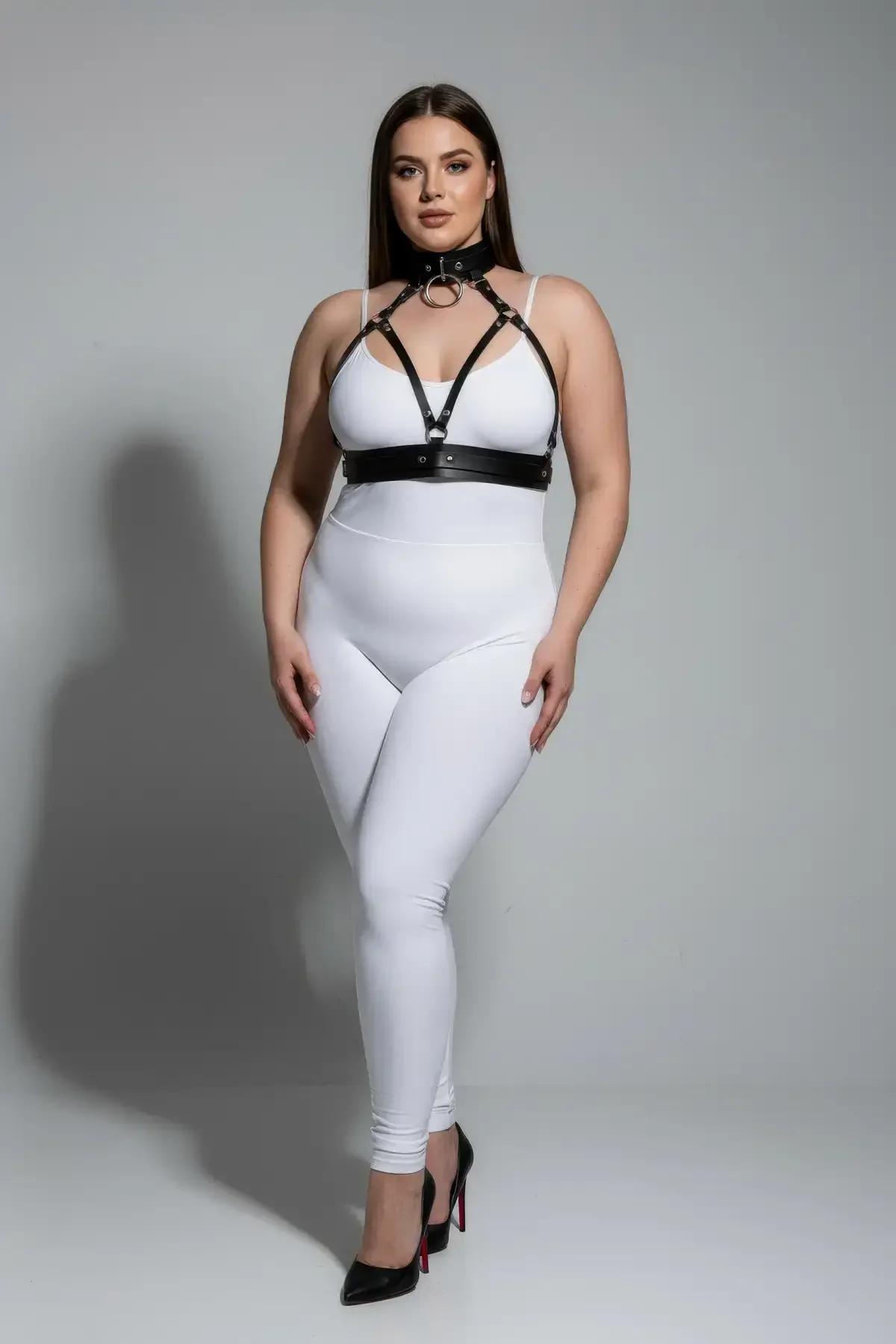büyük beden harness takımı boyunluk ve alt bant rivet detayı yakın çekim siyah