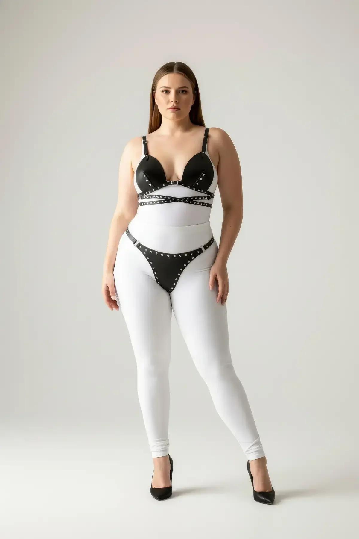büyük beden kadın harness takım ön görünüm siyah deri zımba sütyen ve string