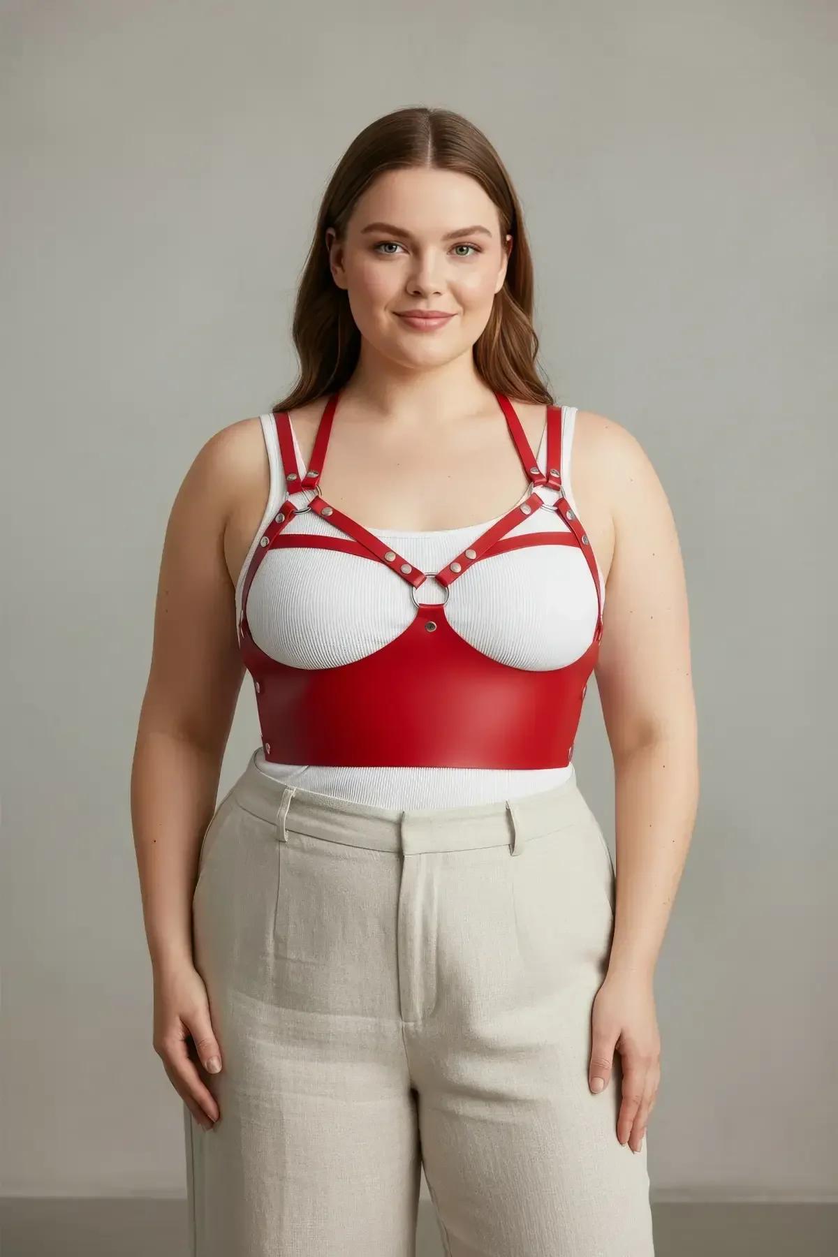 kırmızı PU deri harness bantları yakın çekim gümüş metal halka bağlantı noktaları