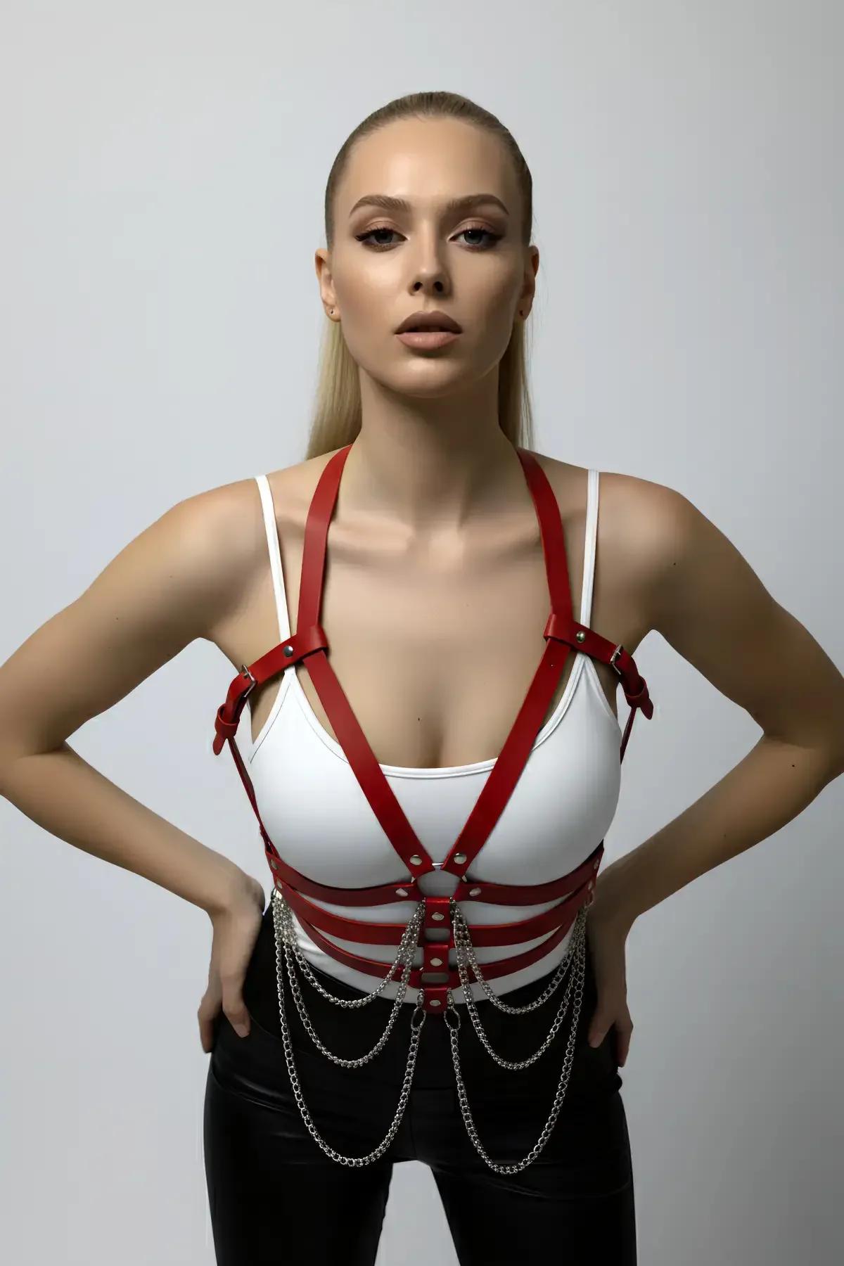 Çok bantlı kırmızı harness kemer göğüs ve gövde şerit yapısı yakın çekim