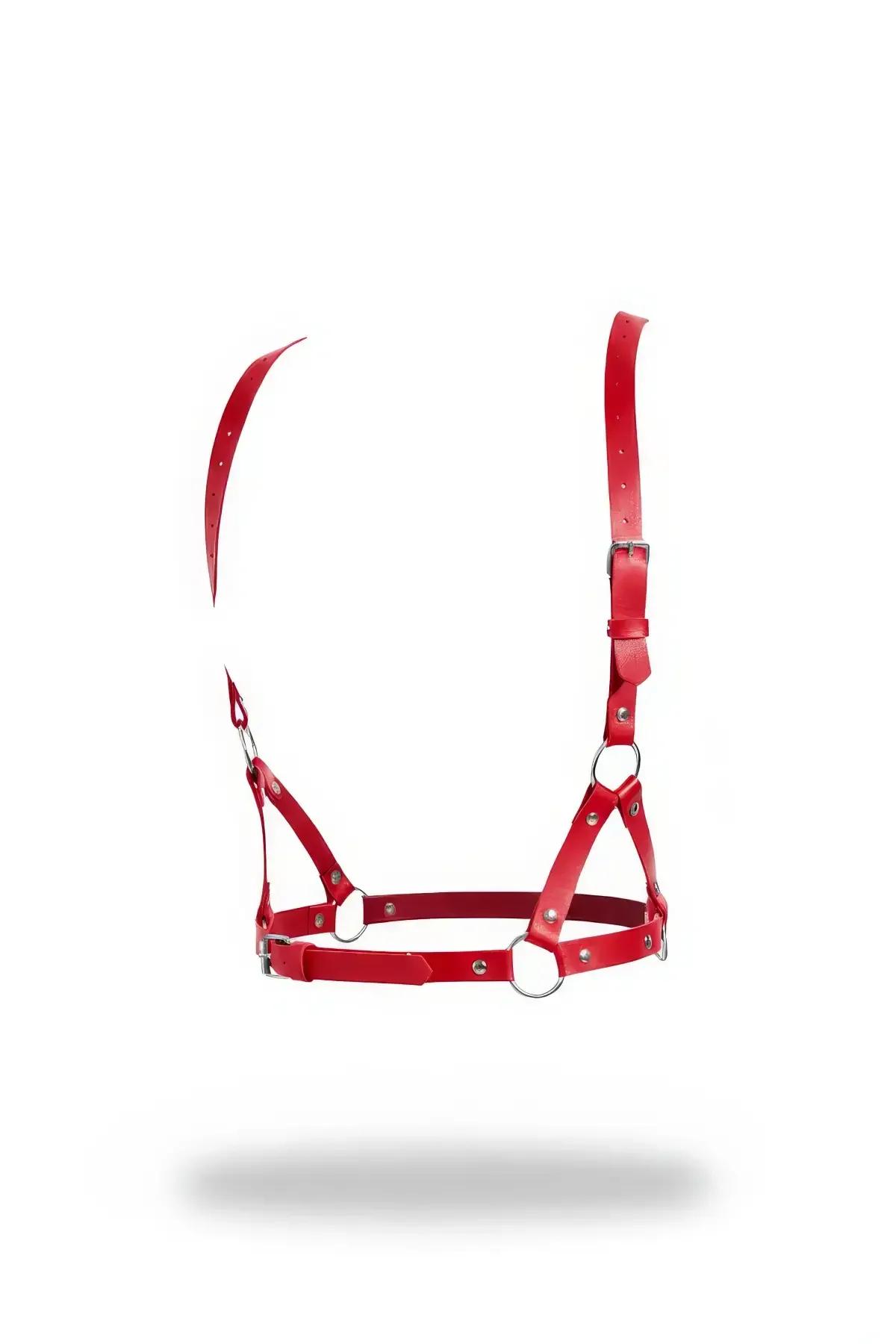 Kırmızı suni deri vücut harness, çapraz göğüs kayışları ve gümüş O-halka detaylı kadın kemer aksesuarı