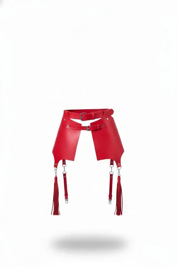 kırmızı vegan deri geniş panelli kadın kemeri dört püskül gümüş toka ve D-halka detayı