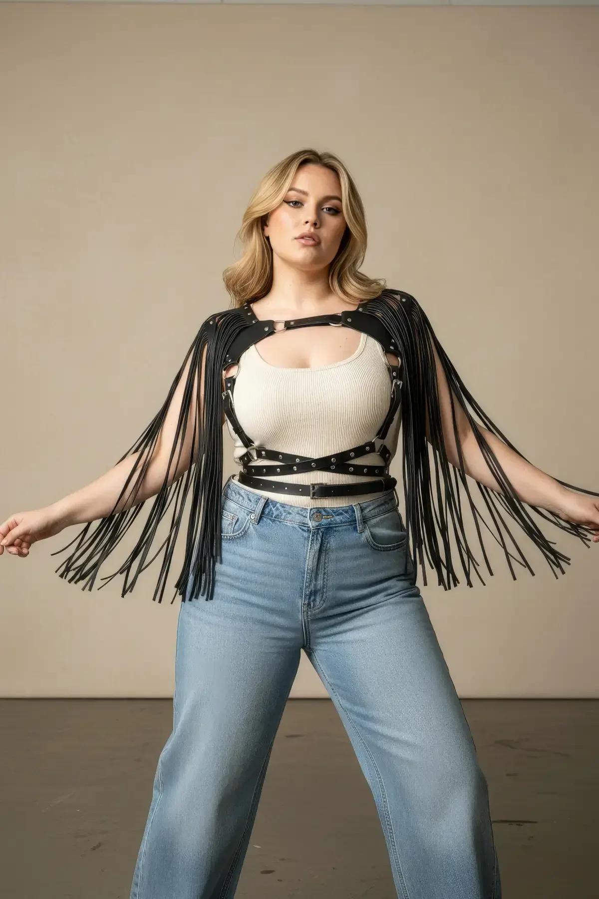 siyah püsküllü harness bej pantolon beyaz crop top kombin yan görünüm