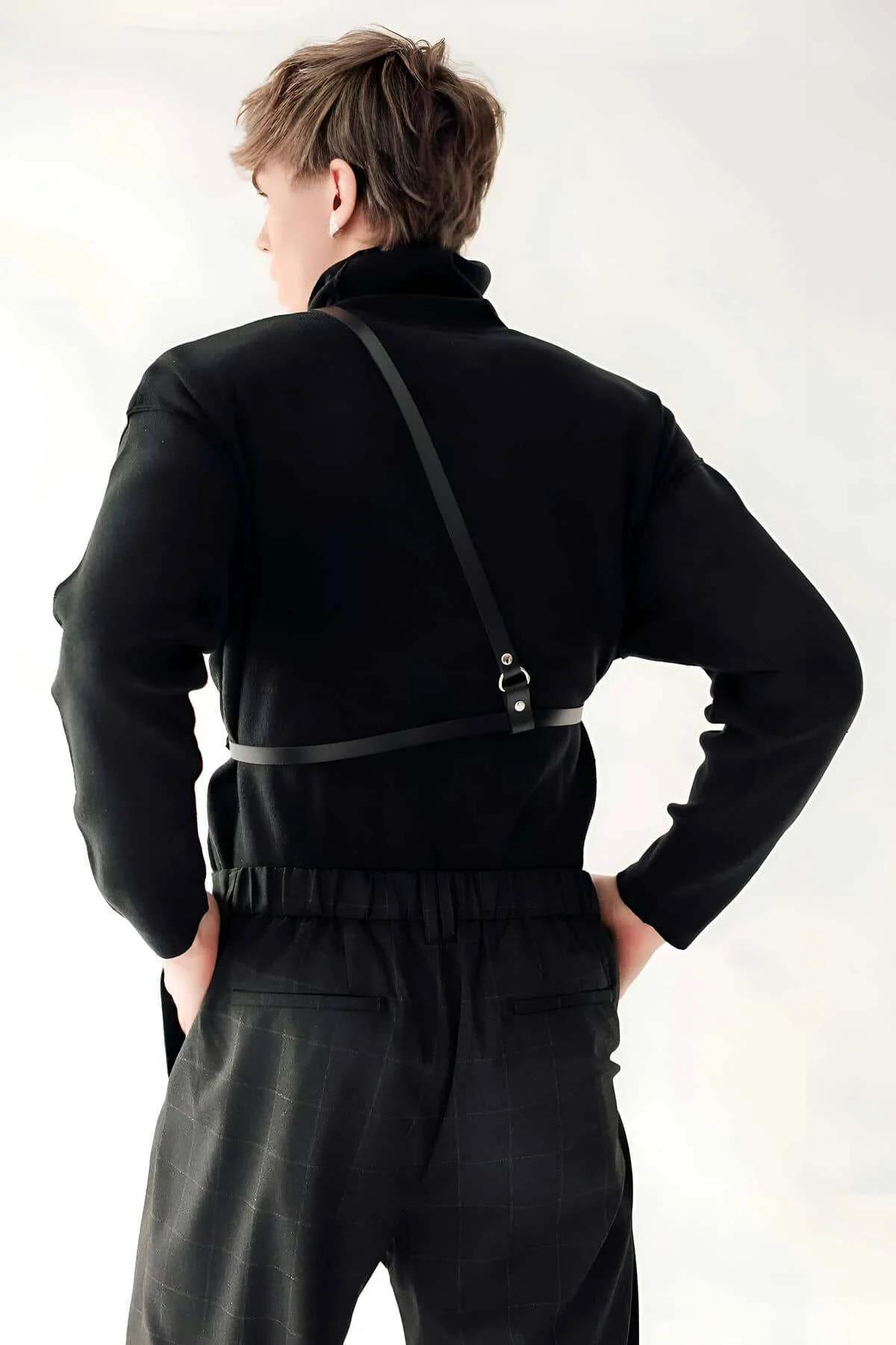 Diagonal shoulder strap with pin-buckle adjuster on black O-ring harness, side view