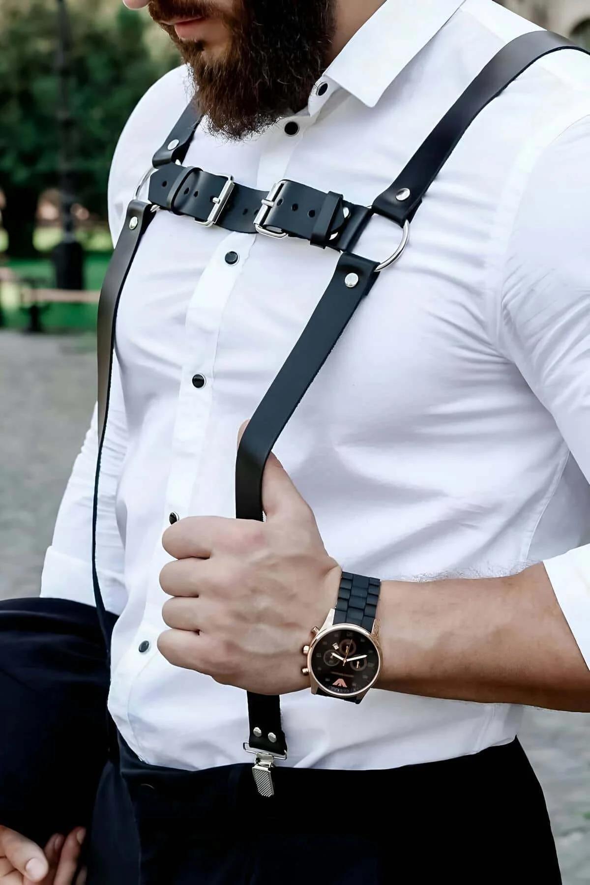 wide 18 cm back yoke panel of black Y-back harness showing centre spine strap