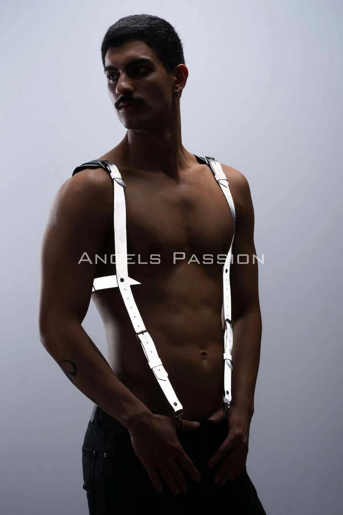 Reflektörlü clubwear harness bant yakın çekim, krom metal toka ve klips