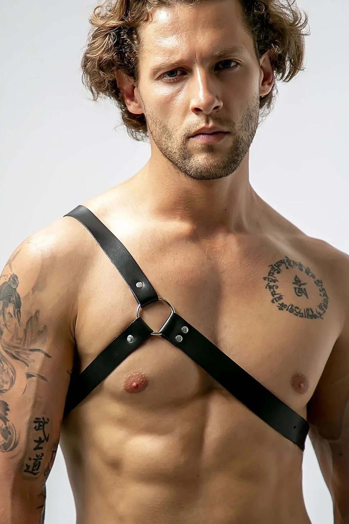 side view of single-shoulder black chest harness showing lower band and adjustable buckle