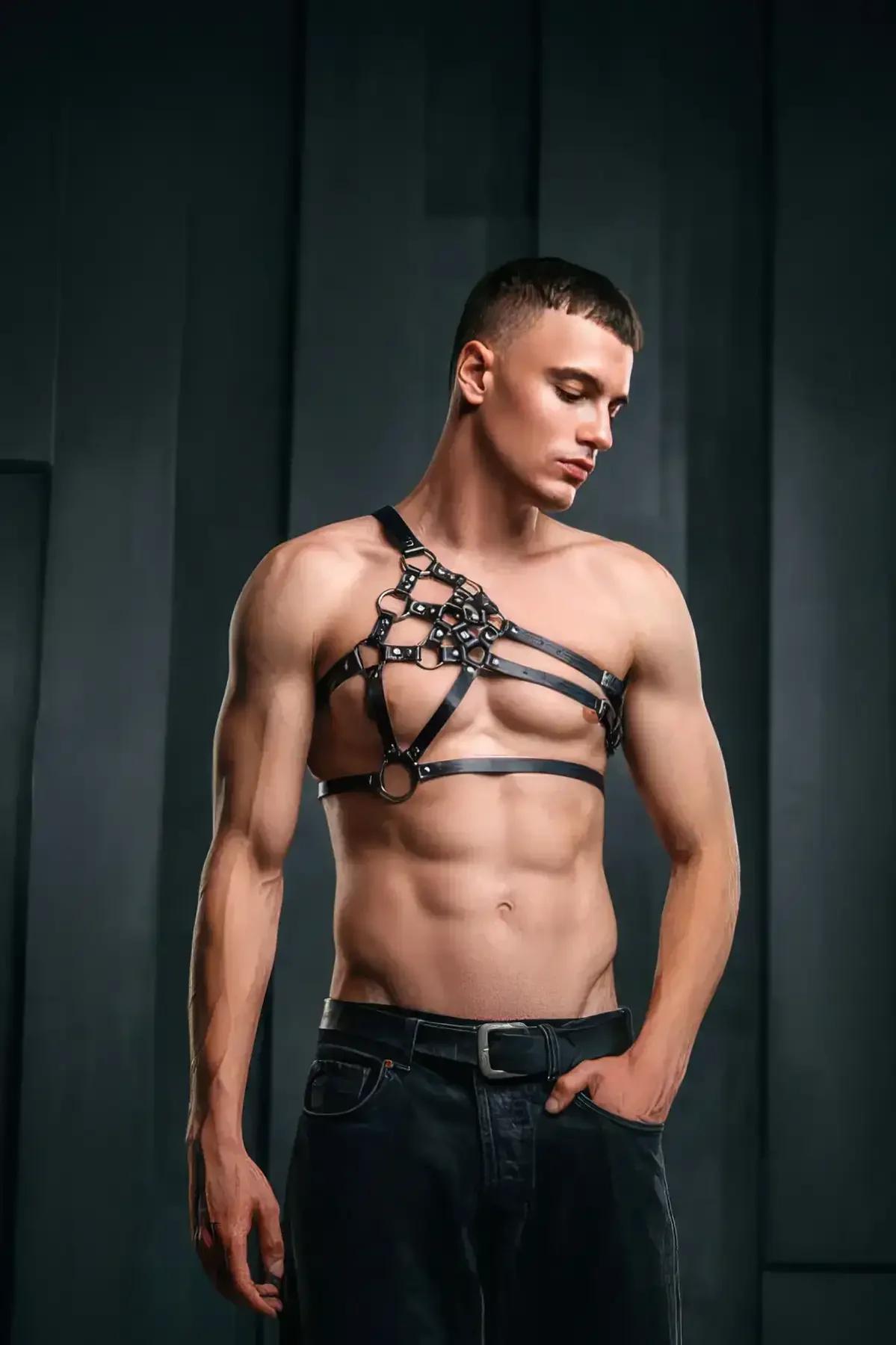 Erkek harness ayarlanabilir toka ve perçin bağlantı detayı siyah deri