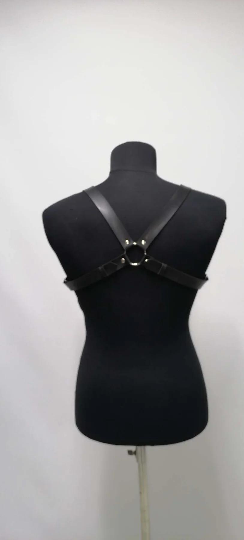 gümüş alaşım O-ring halkası ve metal toka detayı siyah harness bağlantı noktası