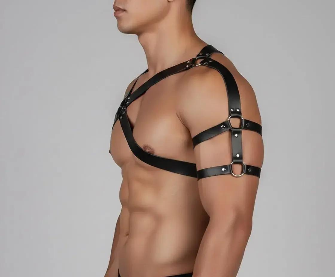 Siyah erkek göğüs harness, sol omuzdan sağa çapraz kayış ve çift O-ring detayı