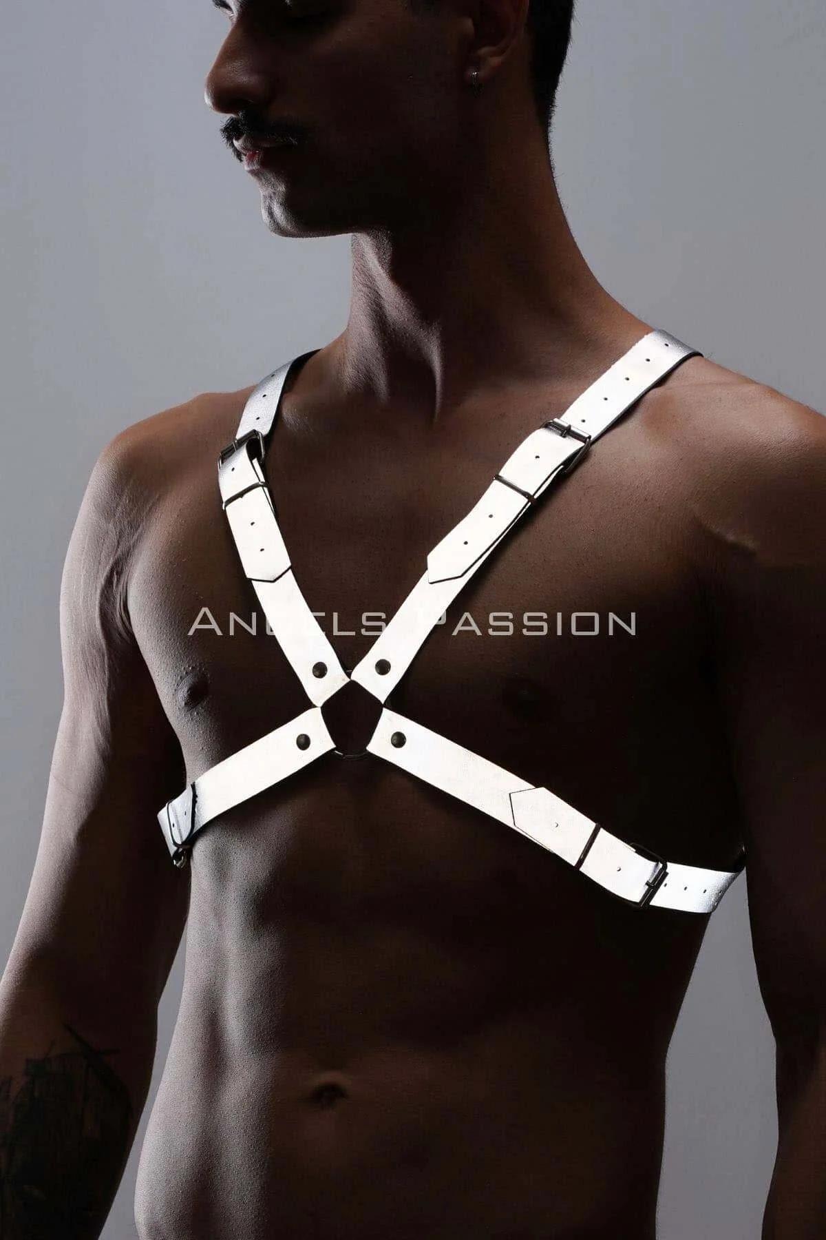 reflective chest harness side angle shoulder strap and central anchor point detail