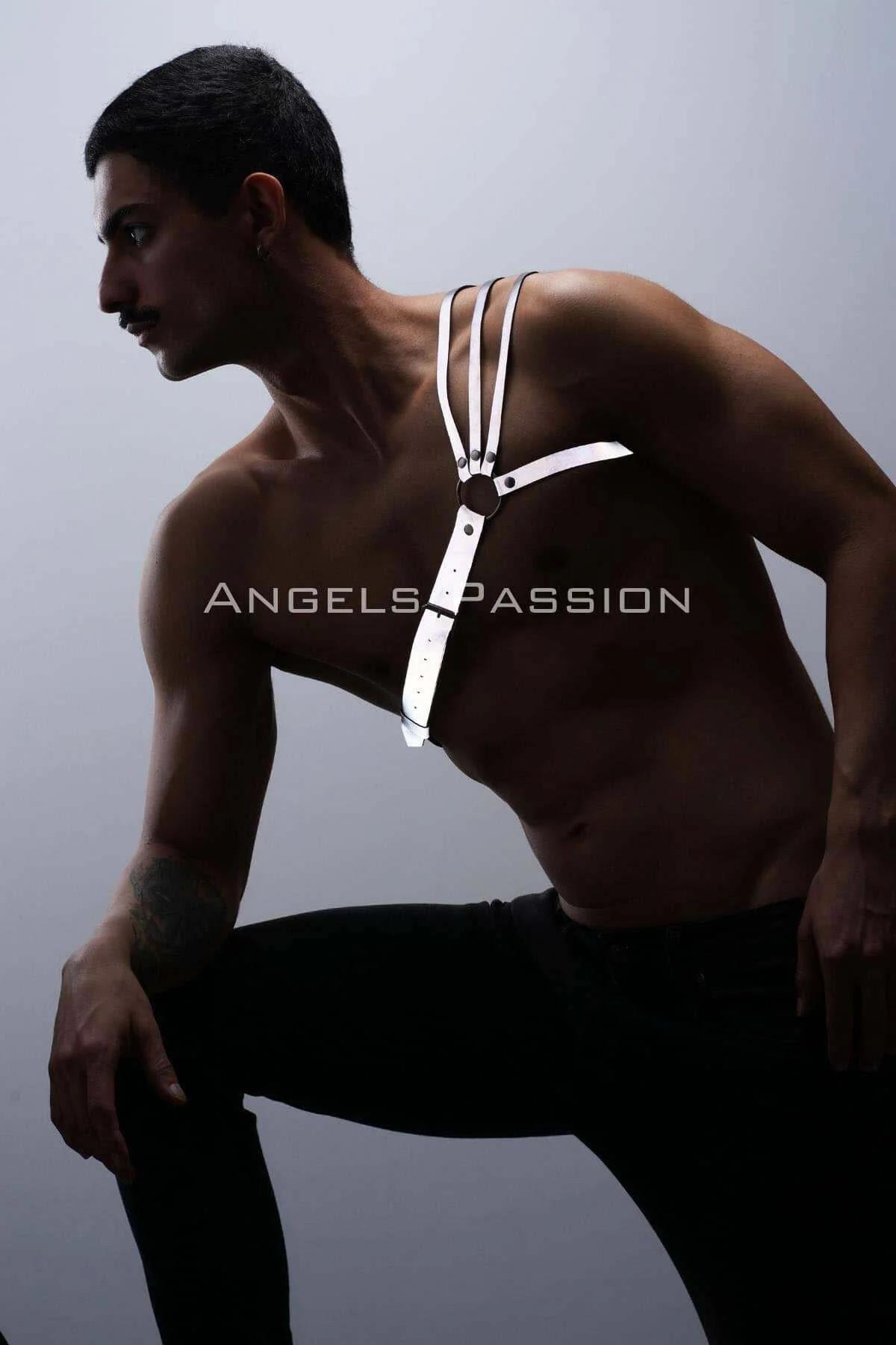Reflective one-shoulder harness close-up showing 2 cm strap width and zinc alloy hardware