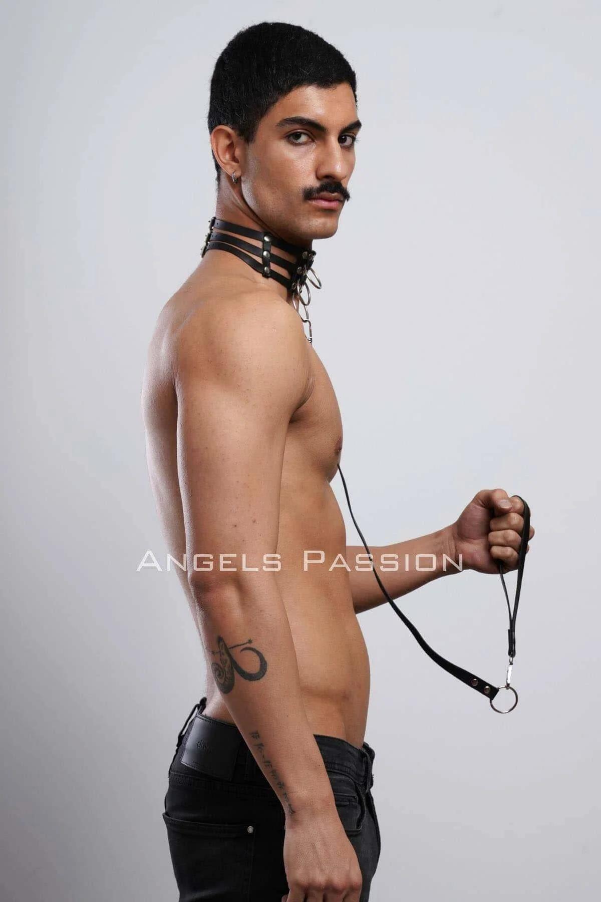 Detachable leash approximately 80 cm flat strap with lobster-claw clip and end O-ring in black faux leather