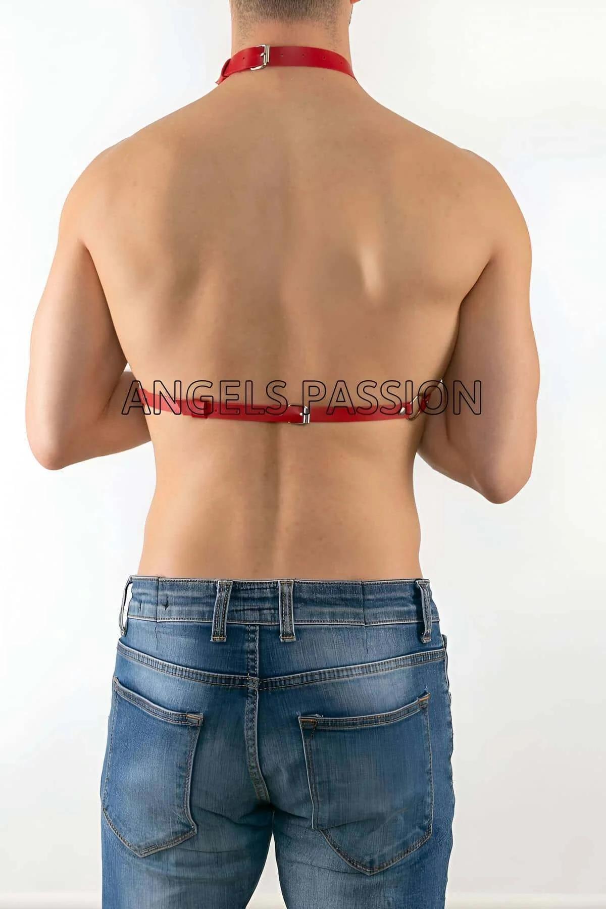 kırmızı PU bant erkek harness gümüş metal toka ve D-ring detayı yakın çekim