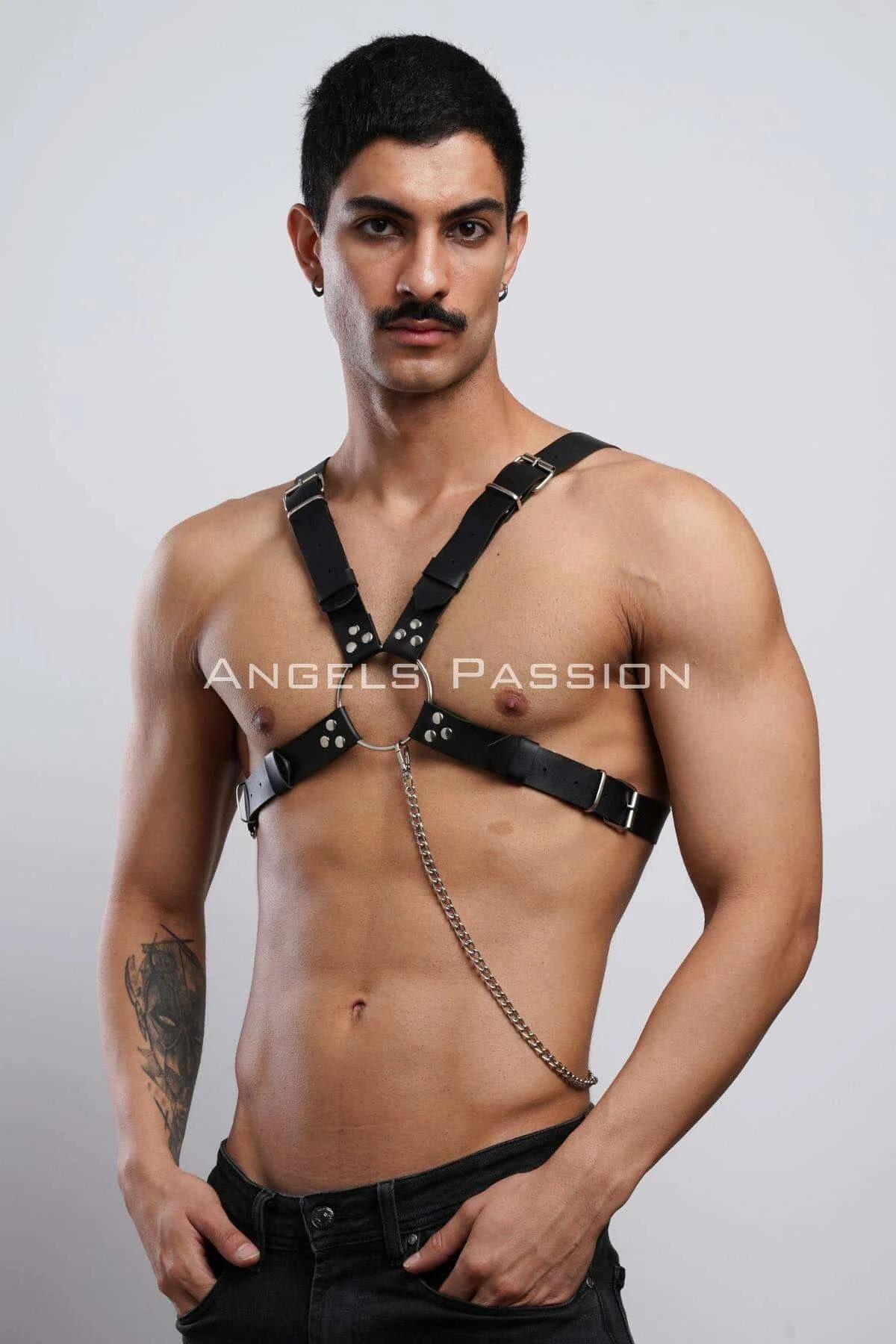 Siyah PU deri erkek harness omuz tokası ve perçinli plaka yakın çekim gümüş metal detay