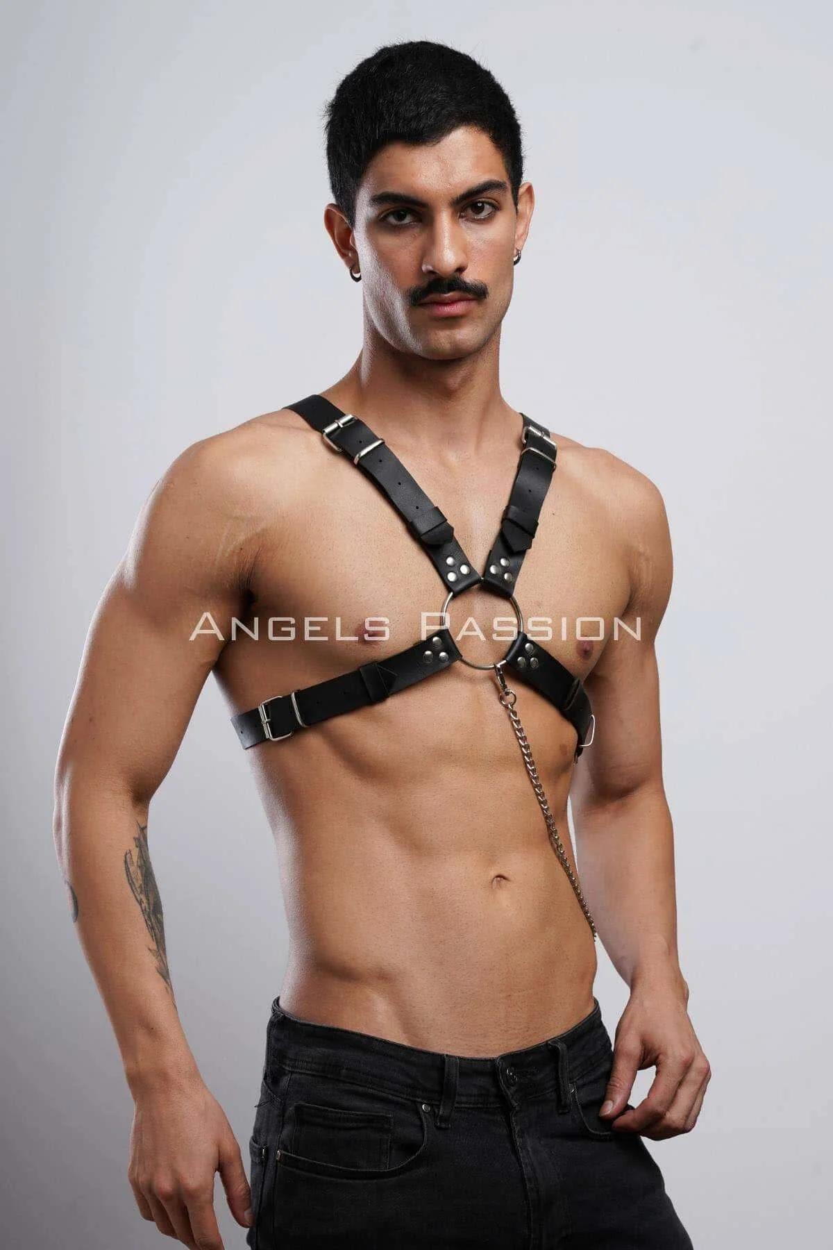Siyah vegan deri harness altın renkli sarkan zincir yan açı partywear stil
