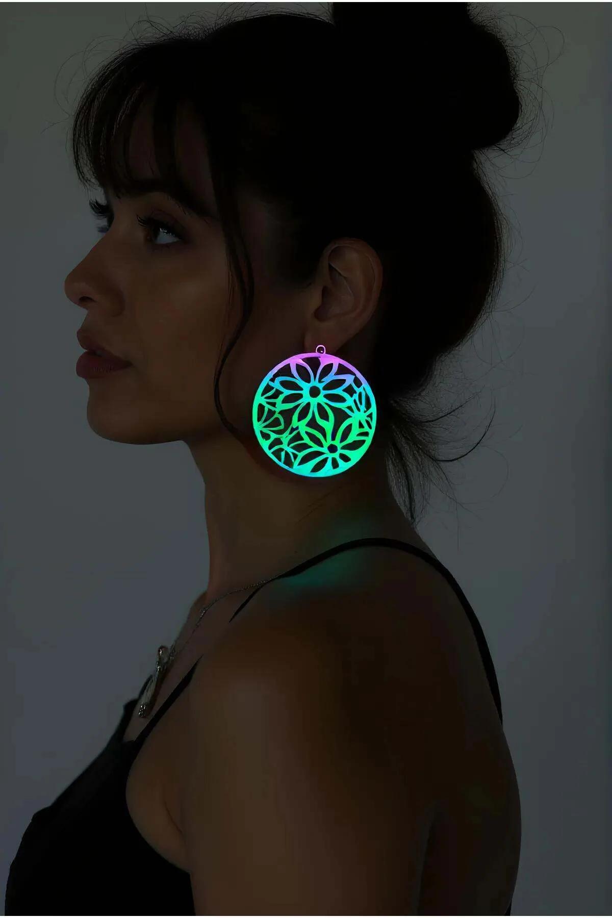 Rainbow reflektörlü lazer kesim çiçek motifli büyük daire küpe, pembe yeşil mor holografik yansıma, kulakta gece ışığı efekti