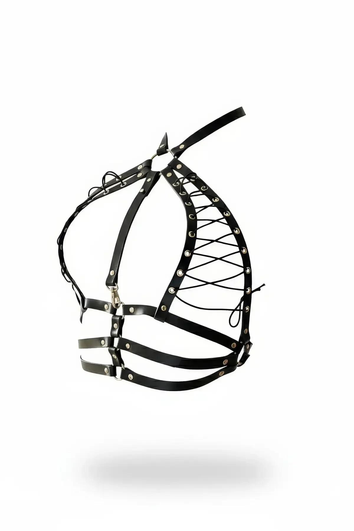 Bağcıklı siyah vegan deri vücut harness, gümüş metal halkalar ve çapraz bağcık kafes detayı
