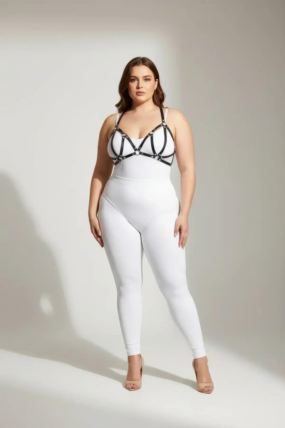 büyük beden siyah vegan deri sütyen harness gümüş O-ring kafes bra takım, plus size model üzerinde beyaz kıyafetle