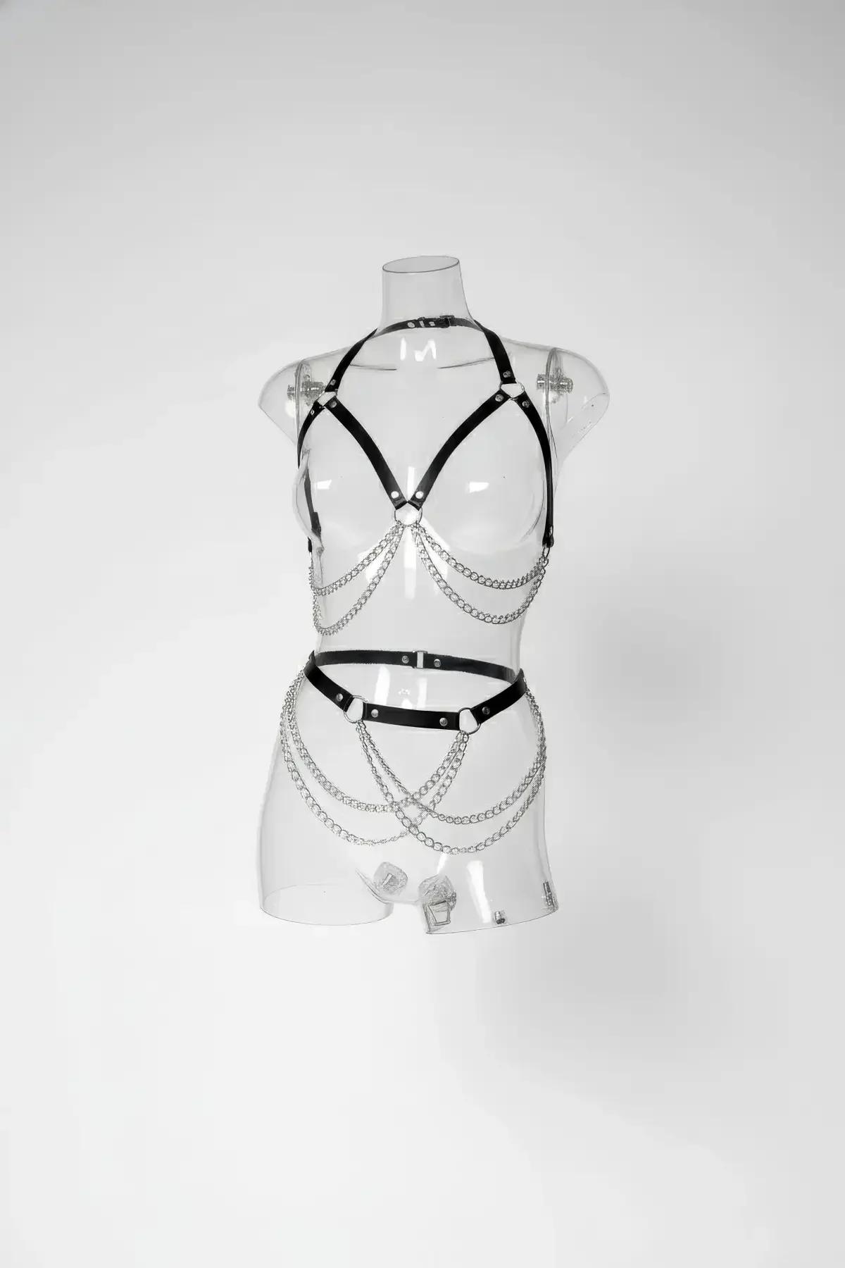 Siyah vegan deri harness takım gümüş zincir ve metal O-halka detayı manken üzerinde