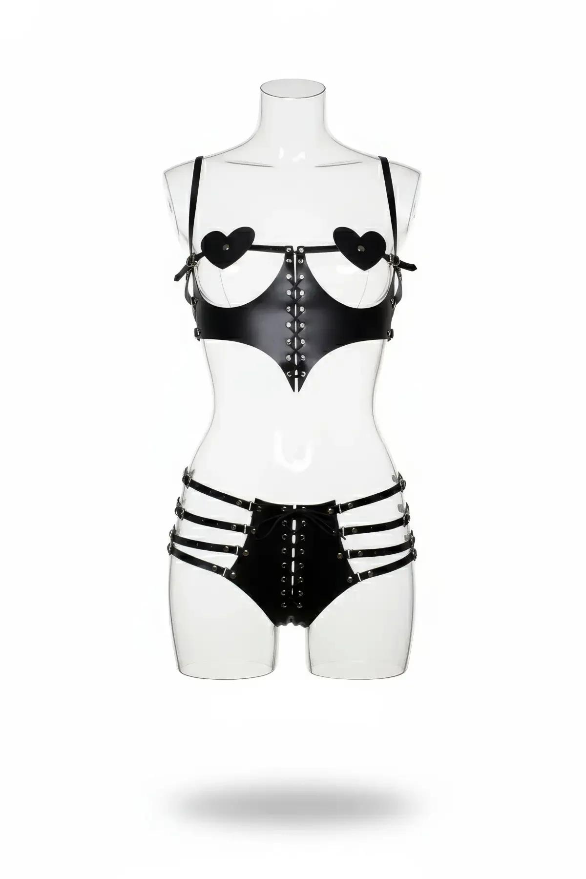 siyah vegan deri harness takım kalp detaylı bağcıklı set manken üzerinde