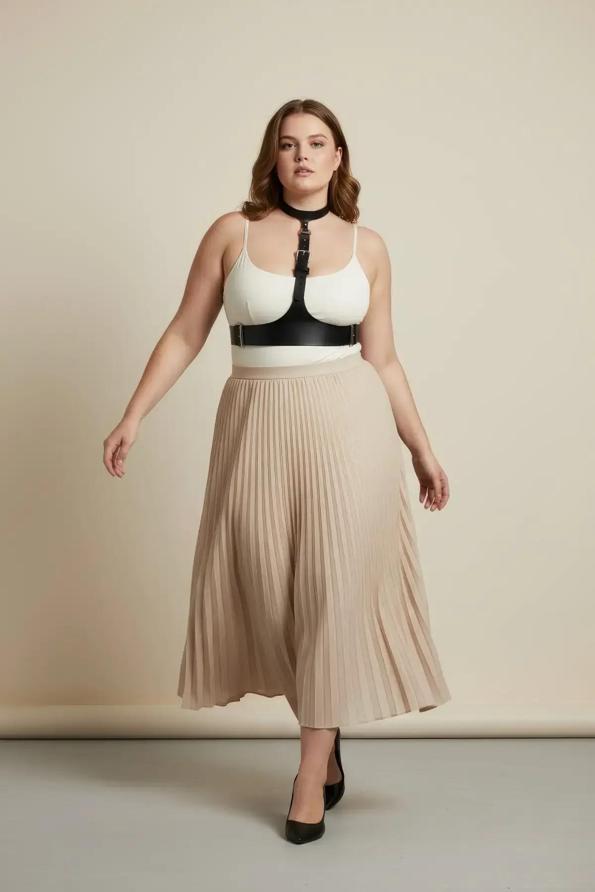 büyük beden siyah vegan deri korse harness kemer aksesuar gümüş toka detaylı büyük beden model üzerinde