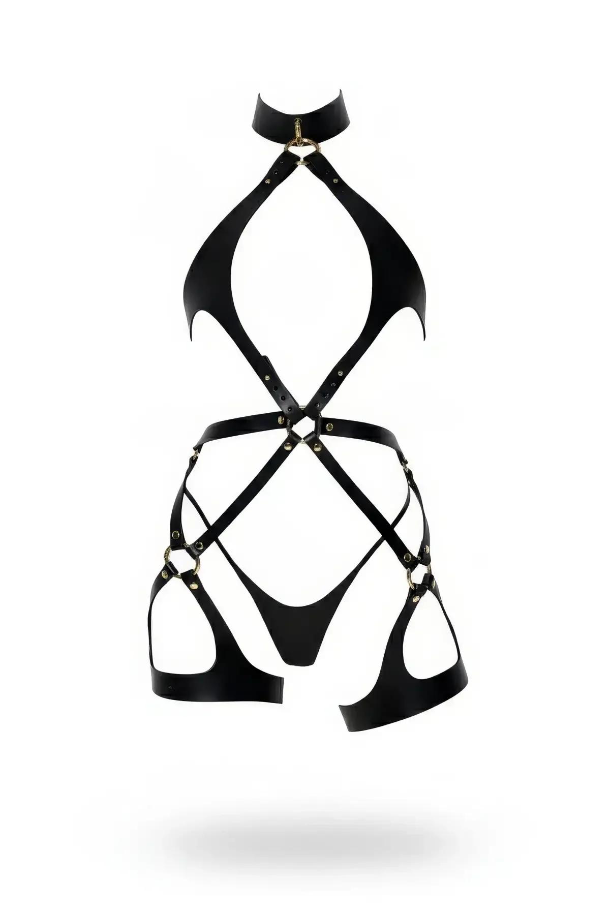 Siyah faux leather harness takım yüksek yaka altın O-halka detaylı çapraz bantlı thong külotlu set