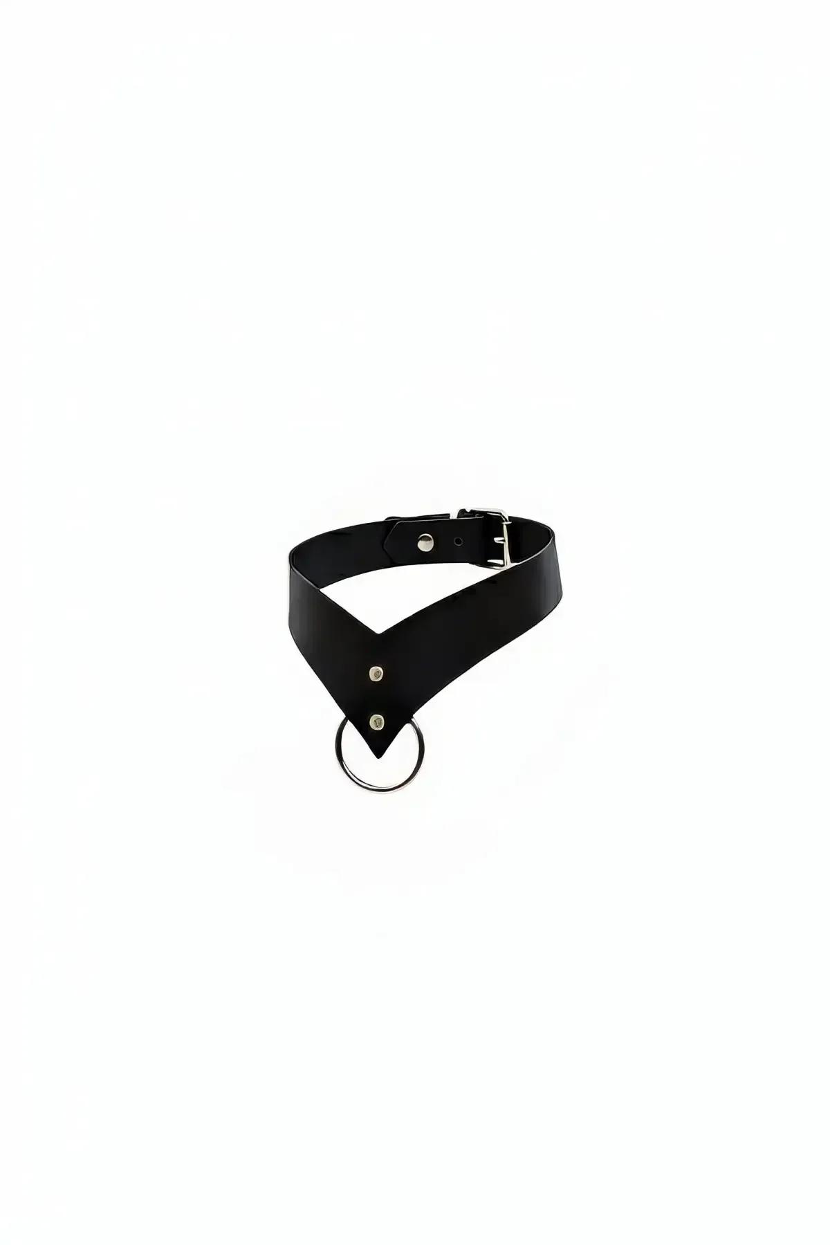 Siyah vegan deri choker V kesim ön panel ve gümüş O-halka detayı, ayarlanabilir metal toka
