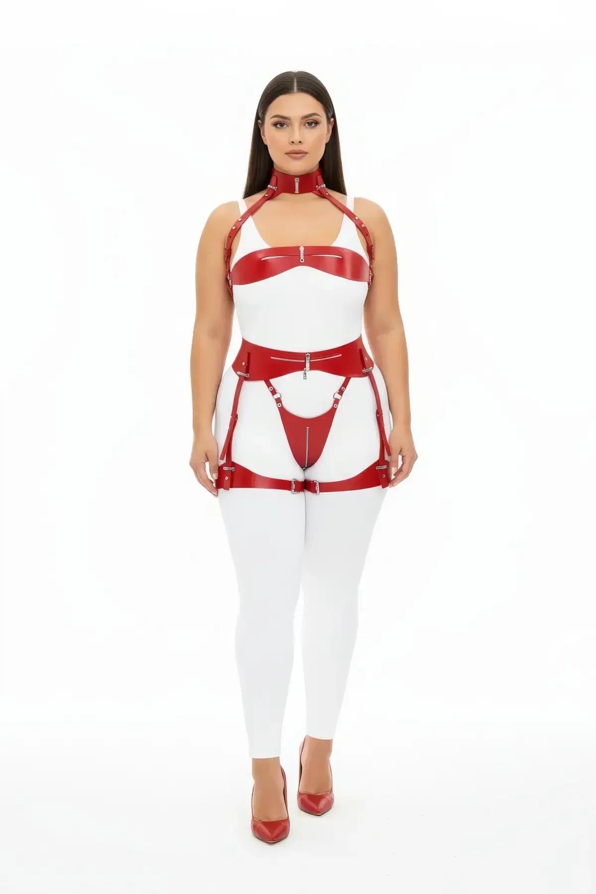Büyük beden kırmızı vegan deri harness takım jartiyerli set gümüş toka ile modelde