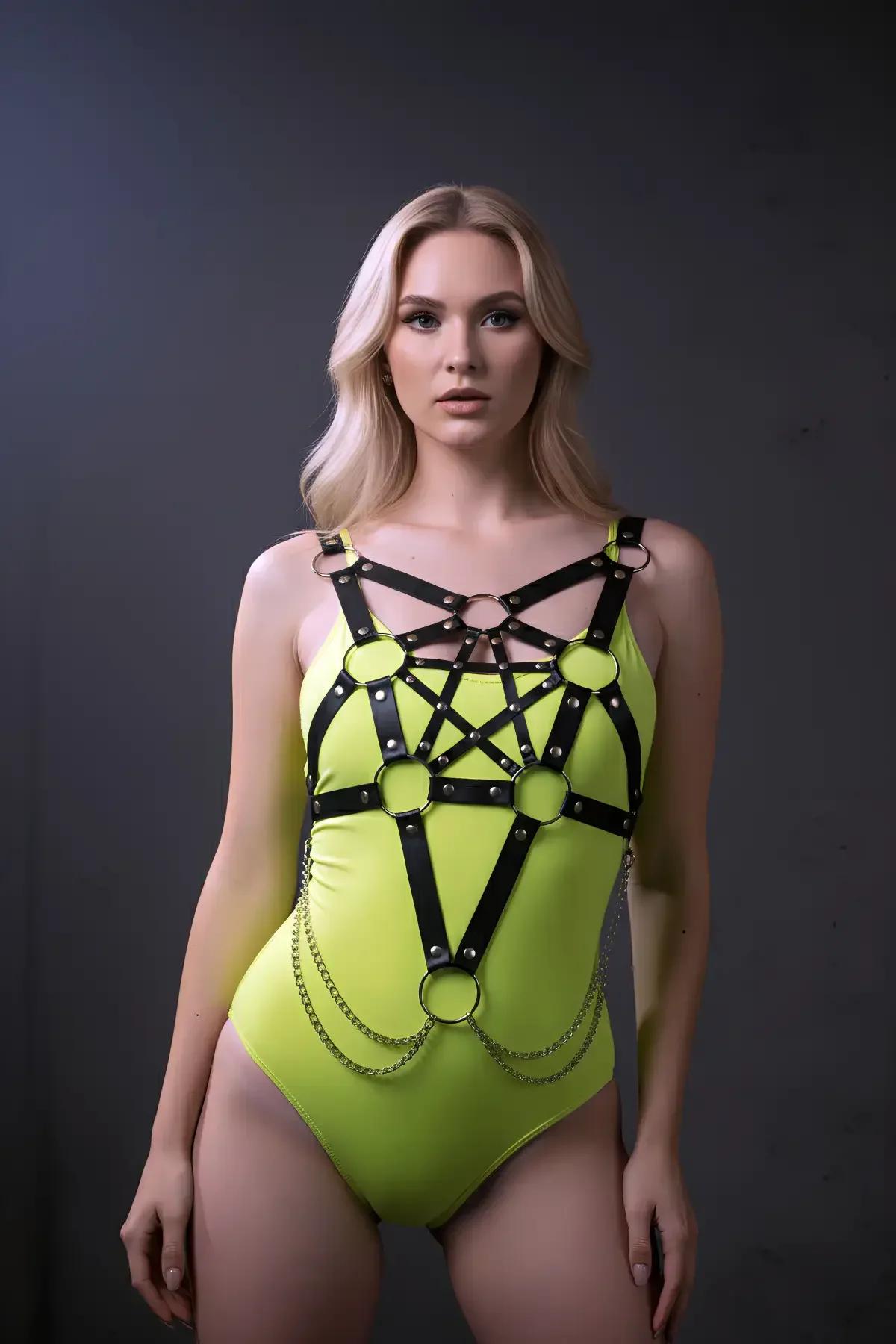 Siyah vegan deri göğüs kafesi harness, gümüş O-halkalar ve sallantılı zincir detaylı vücut aksesuarı