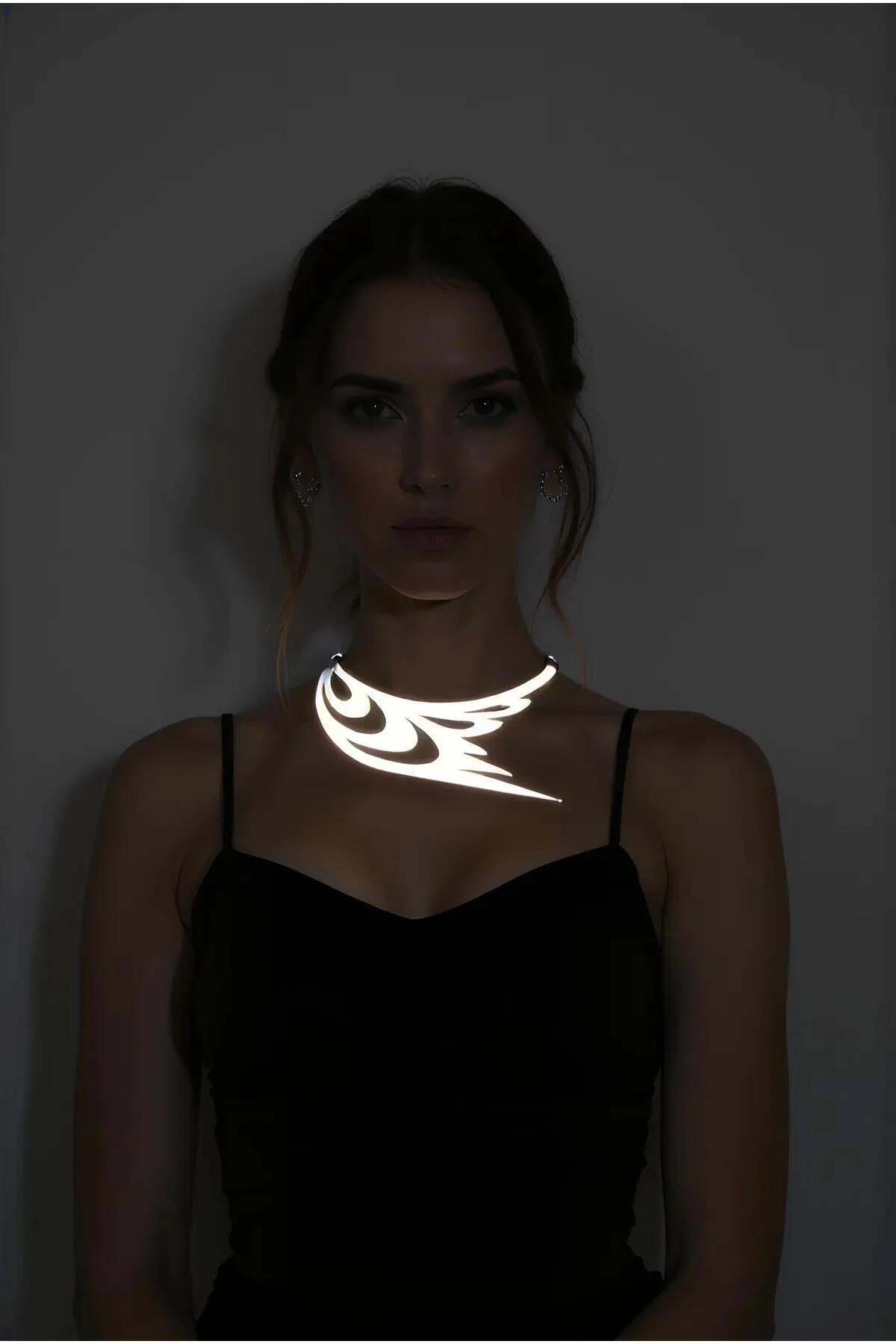 beyaz reflektörlü lazer kesim choker kolye kuş kanadı ve göz motifi karanlıkta parlayan aksesuar