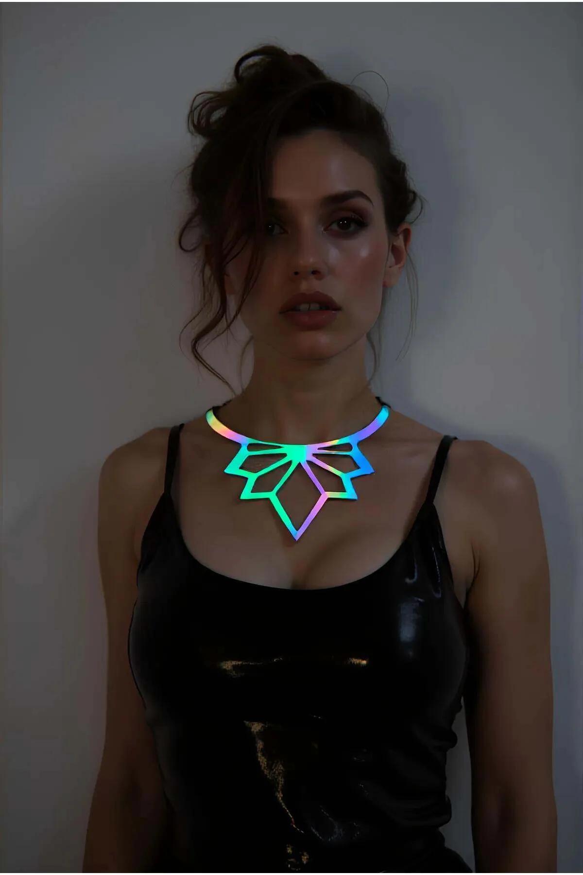 Rainbow reflektörlü lotus choker kolye lazer kesim geometrik pandantif siyah bant boyunda